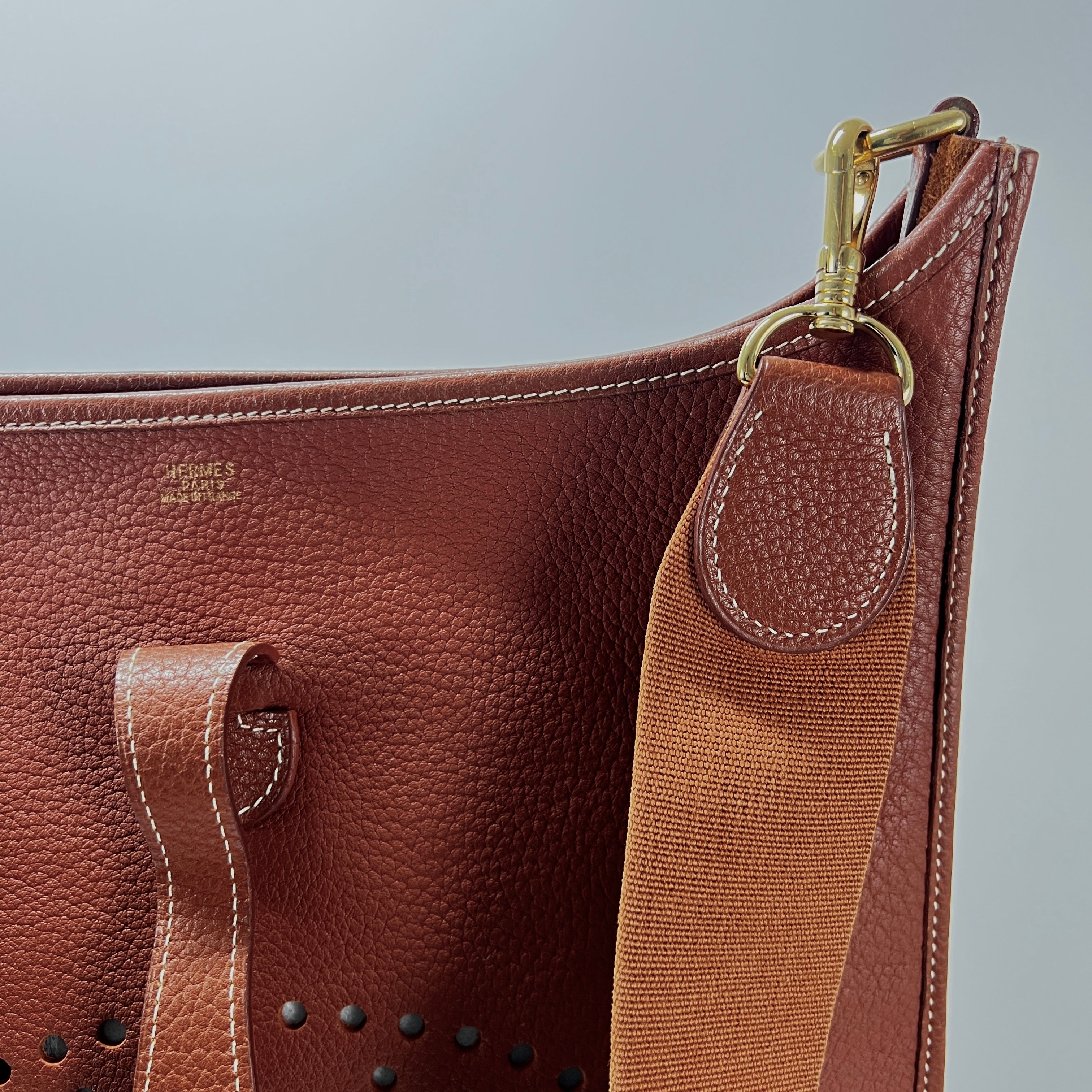 HERMES Evelyne lll handbag in brown clemence leather