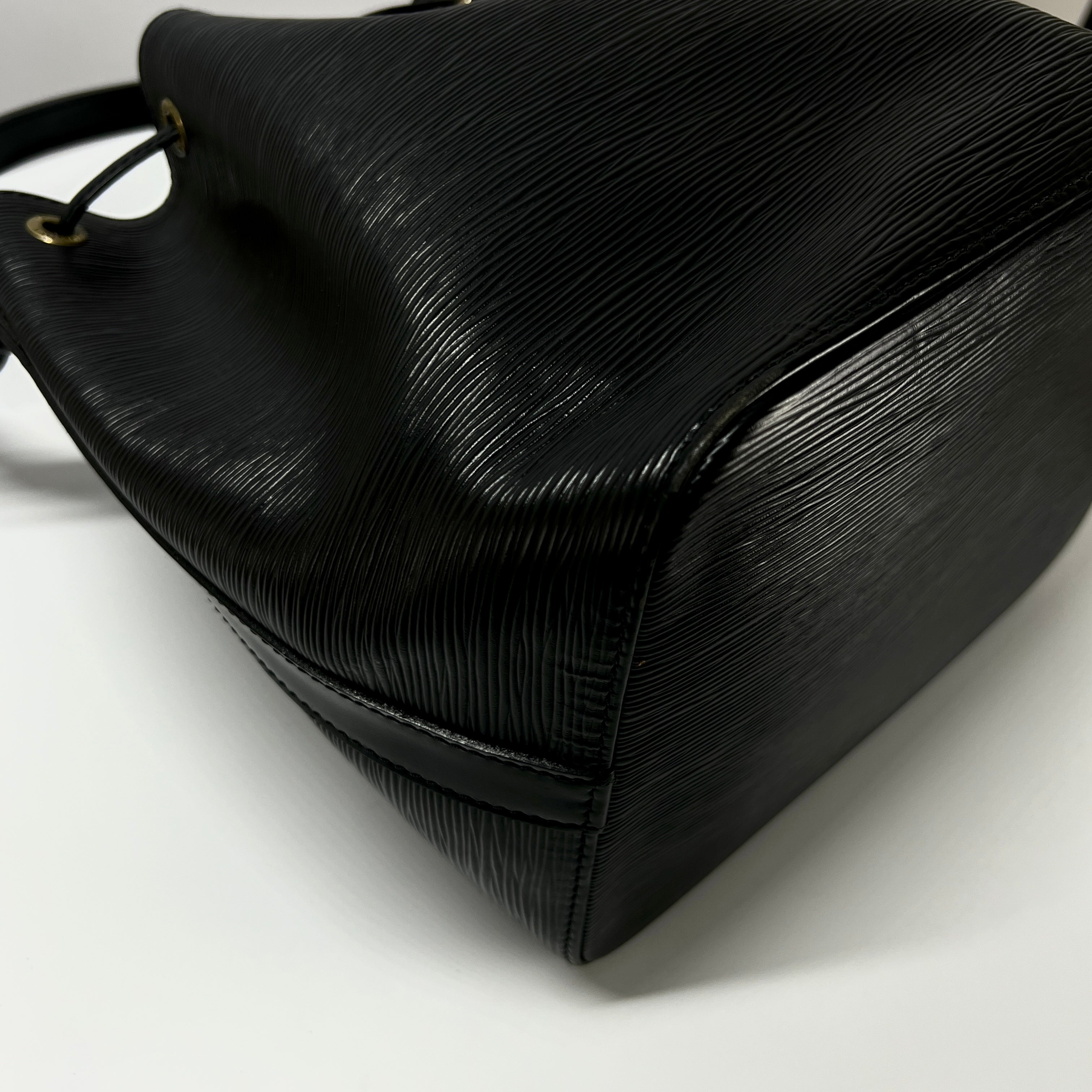 Sac sceau LOUIS VUITTON Noé PM cuir epi noir