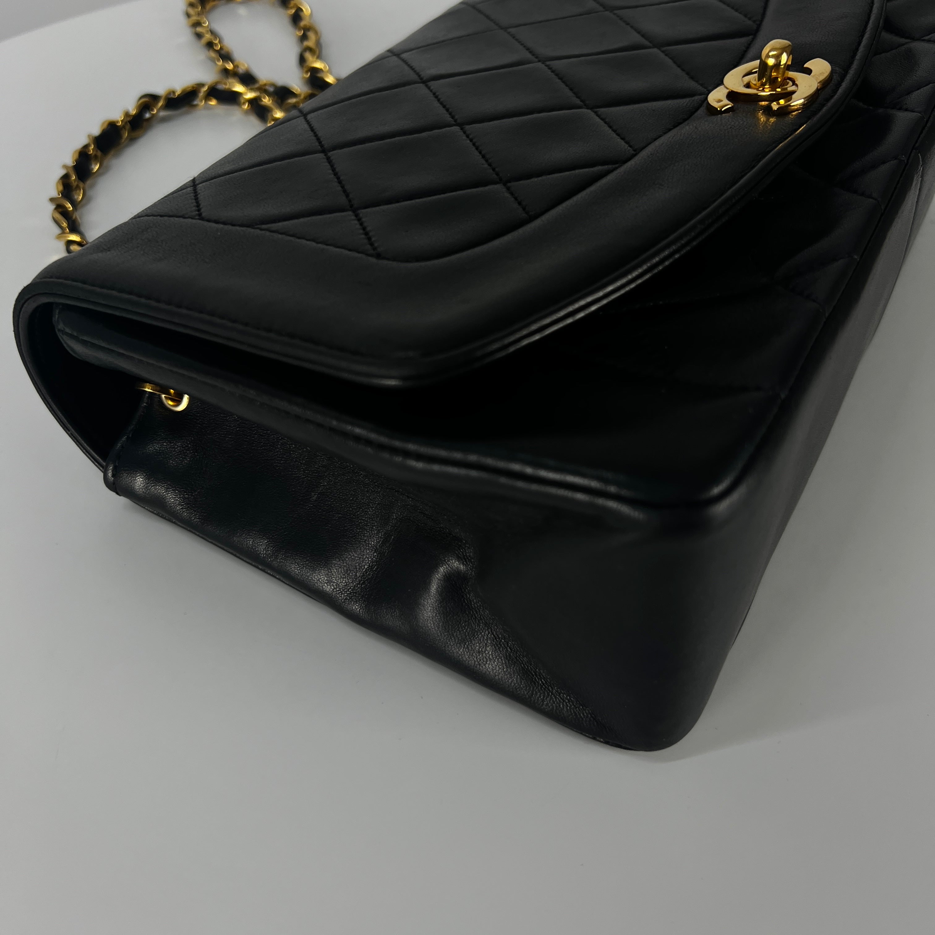 Sac à main CHANEL Diana Medium cuir noir