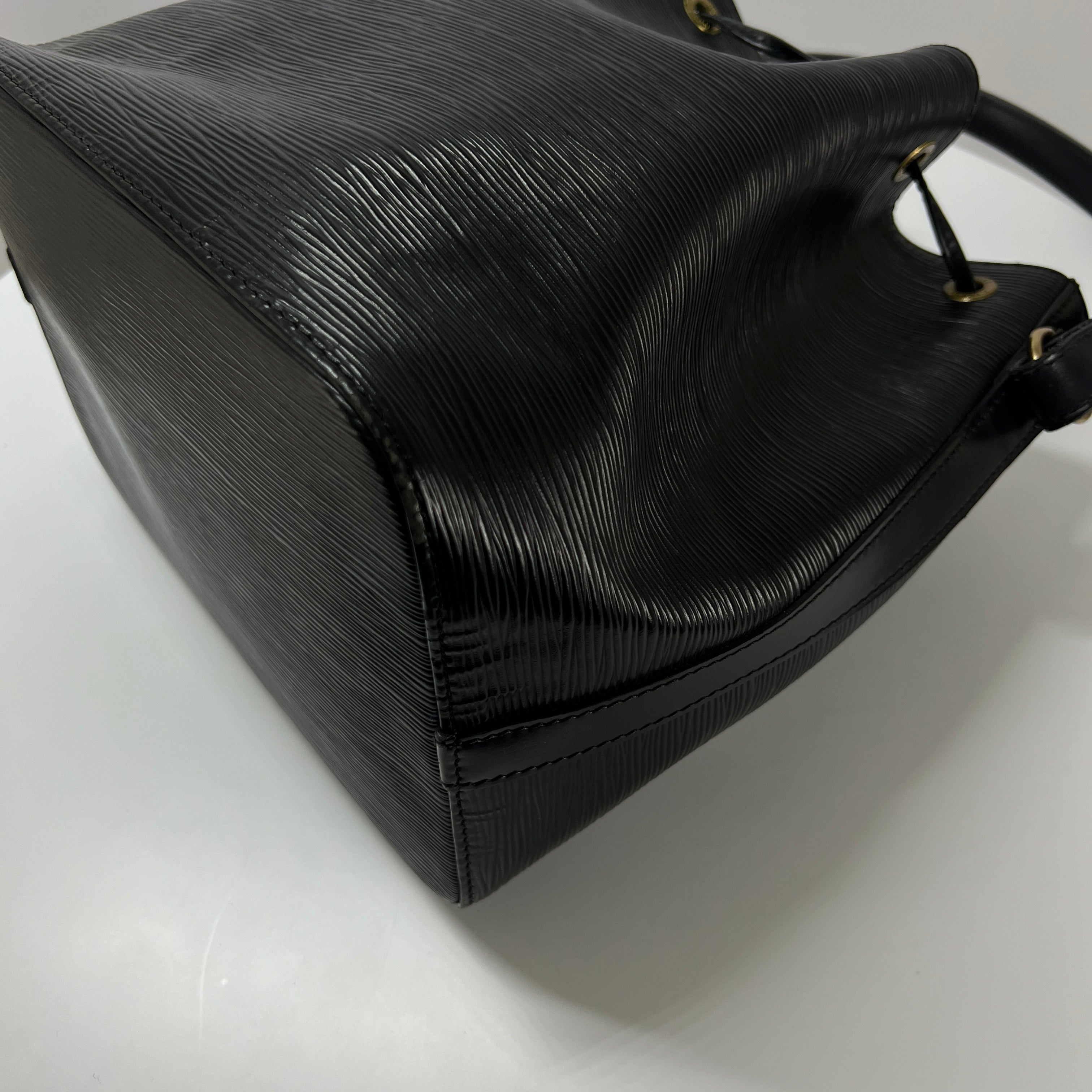 Sac sceau LOUIS VUITTON Noé PM cuir epi noir