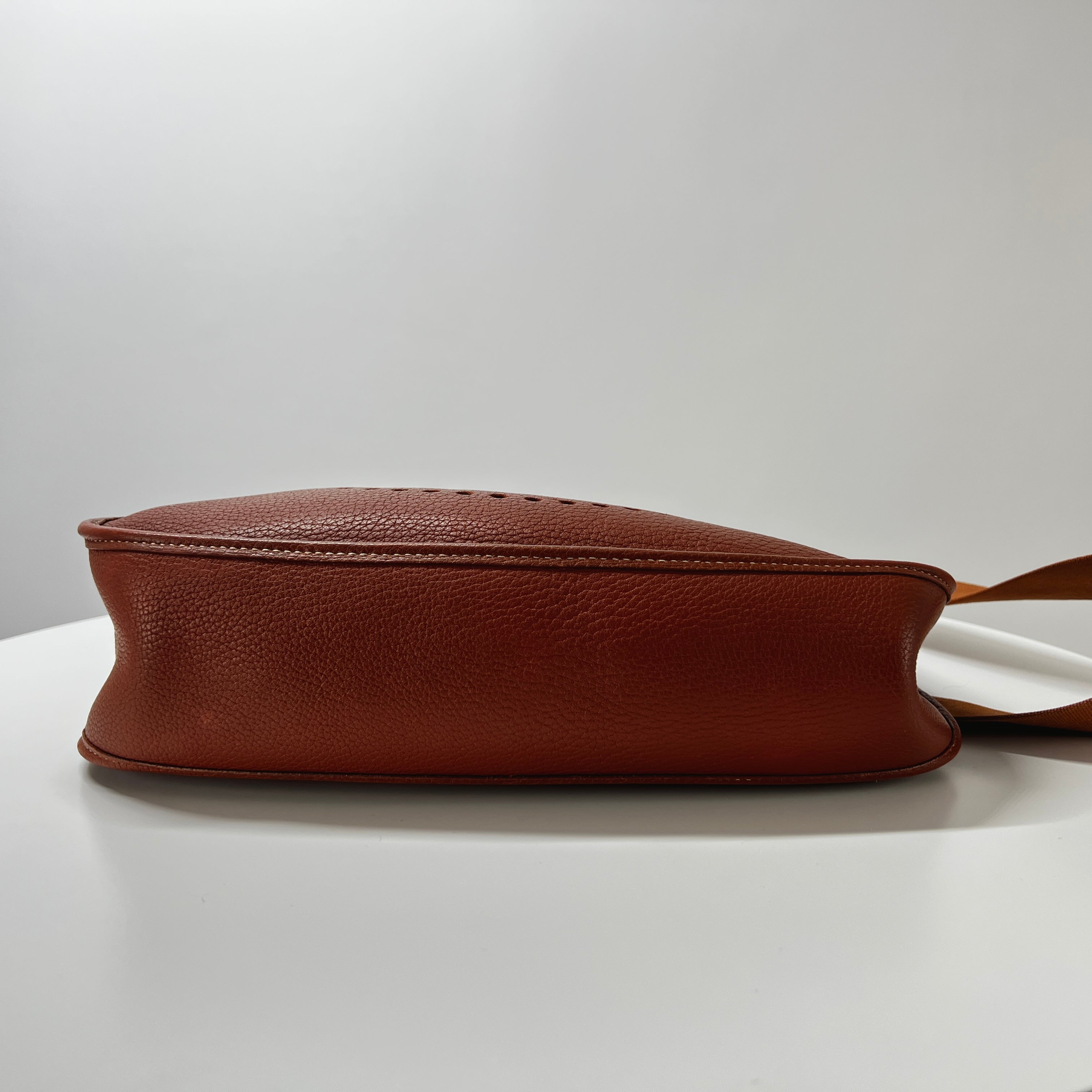 HERMES Evelyne lll handbag in brown clemence leather