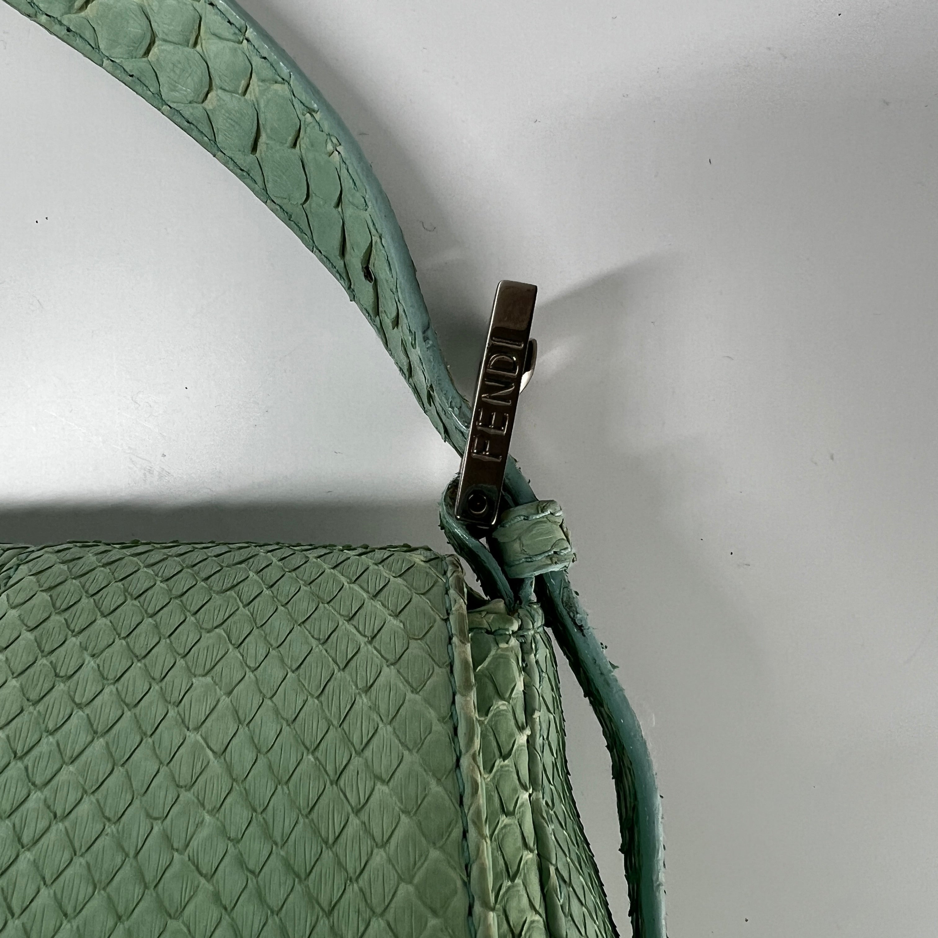 Sac à main FENDI Mamma Baguette cuir exotique python vert