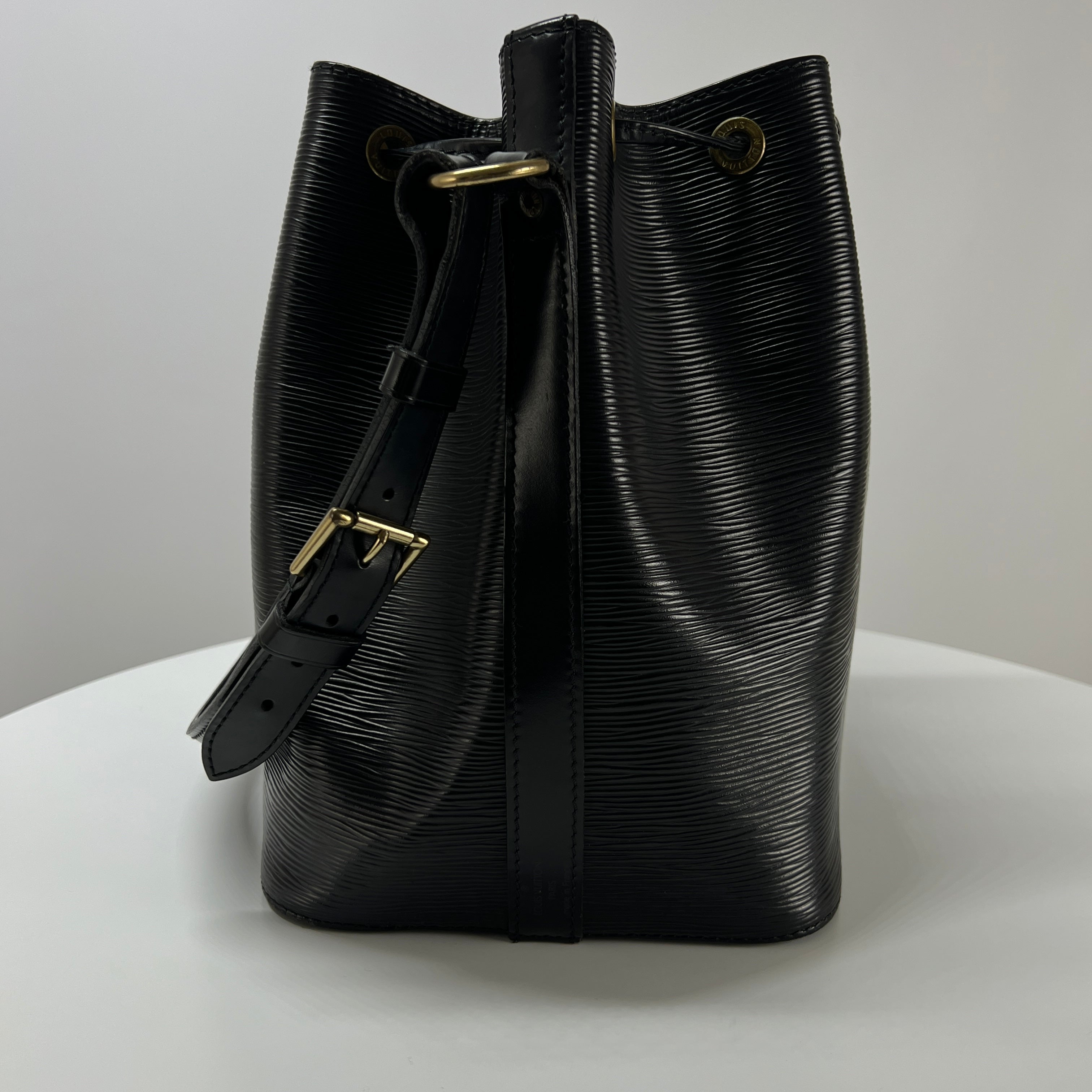 Sac sceau LOUIS VUITTON Noé PM cuir epi noir