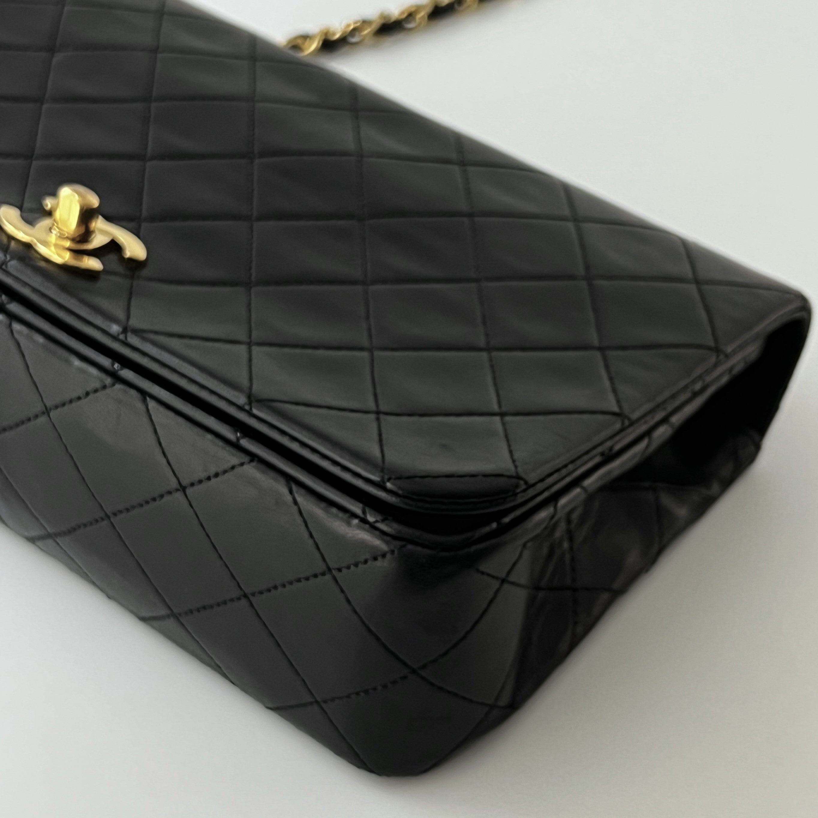 Sac à main CHANEL Timeless classique matelassé single flap cuir noir