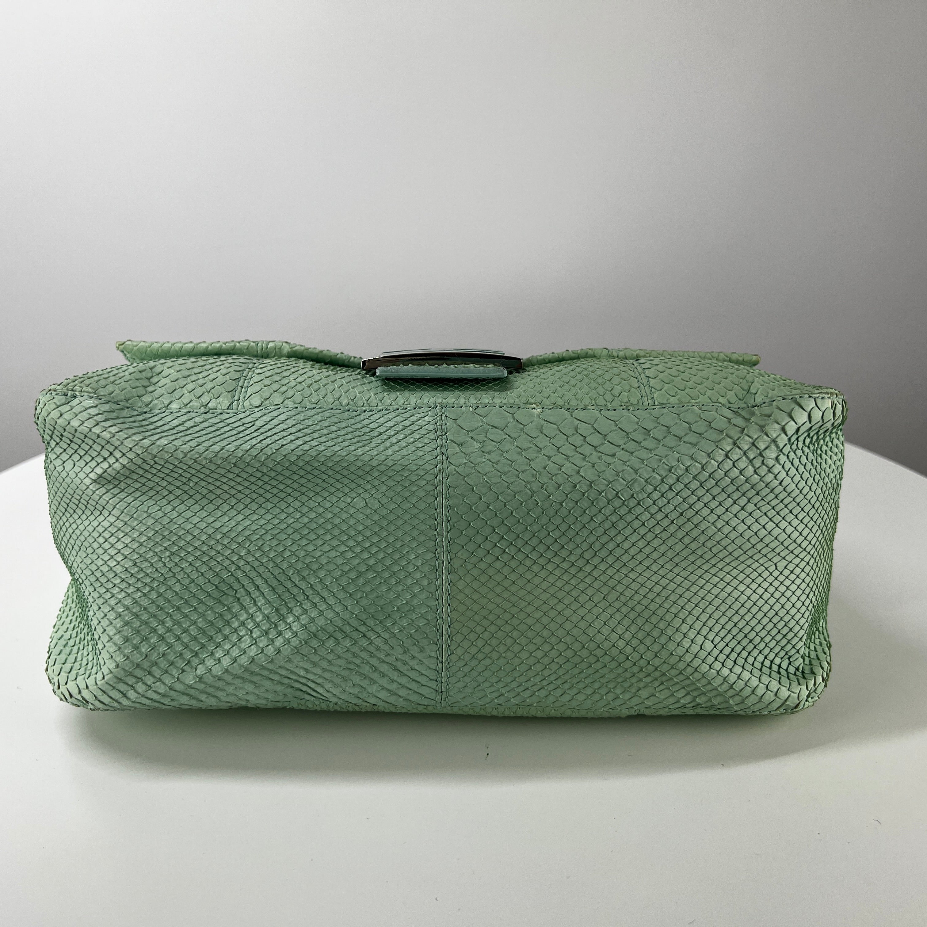 Sac à main FENDI Mamma Baguette cuir exotique python vert