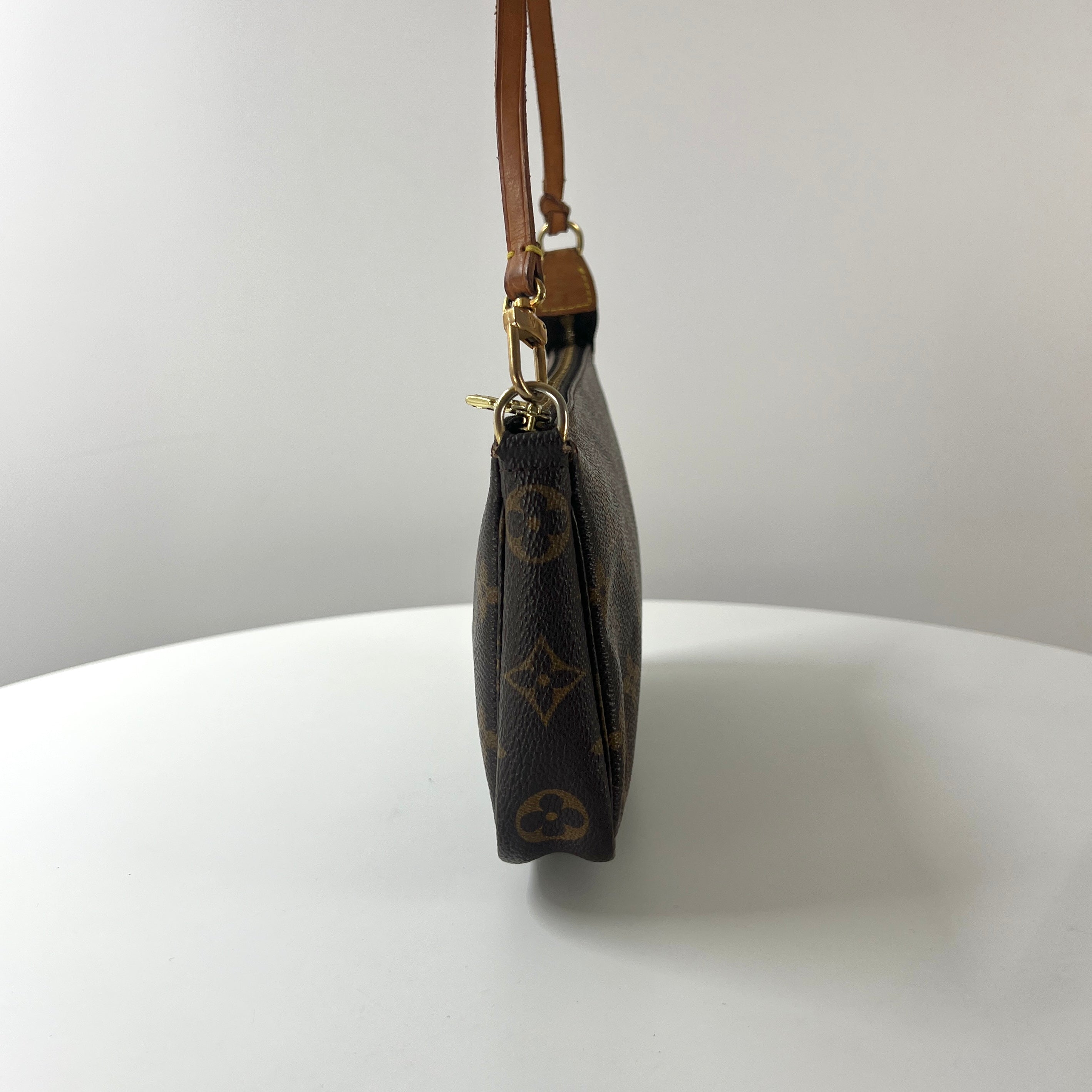 LOUIS VUITTON Pochette Accessory handbag in brown canvas and leather