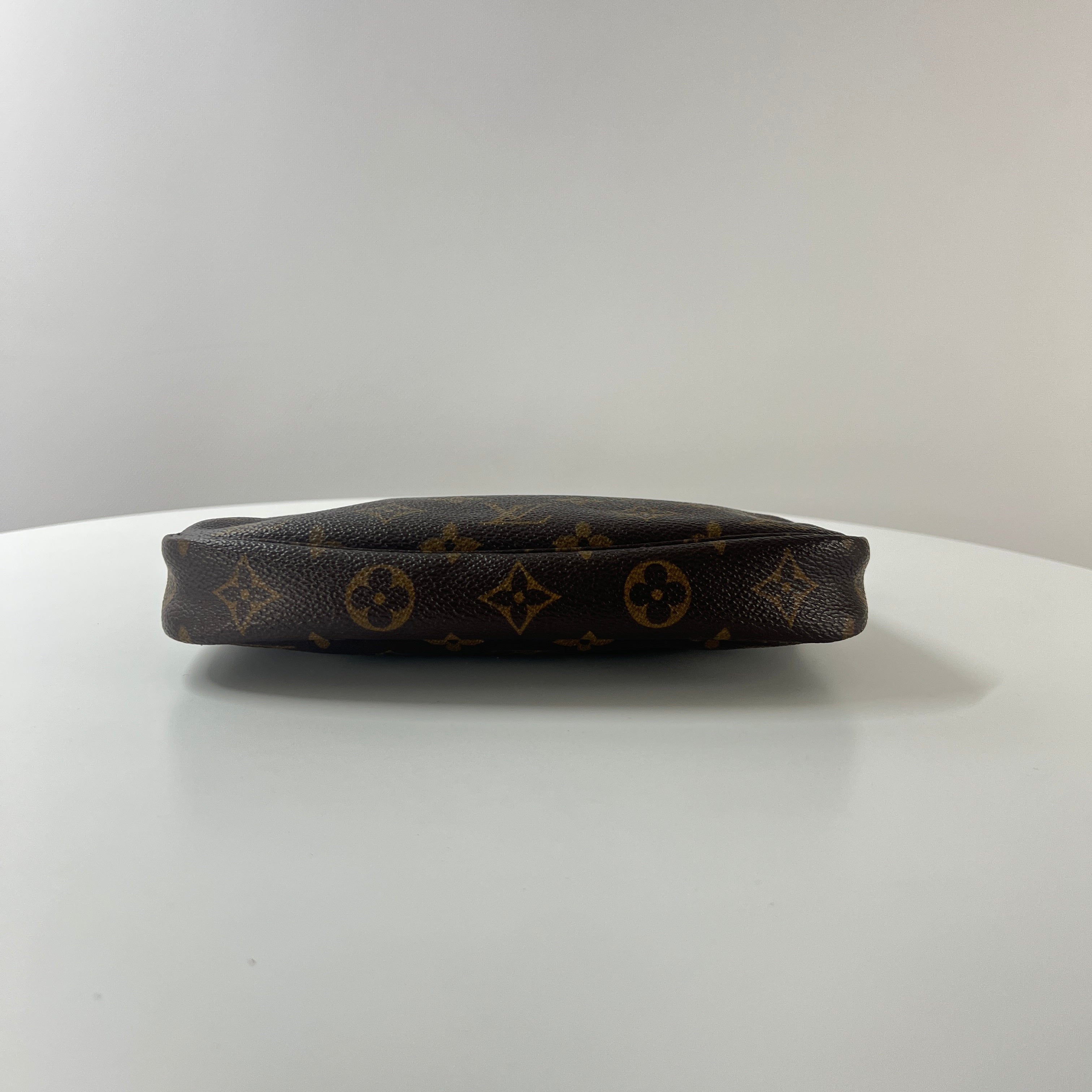 LOUIS VUITTON Pochette Accessory handbag in brown canvas and leather