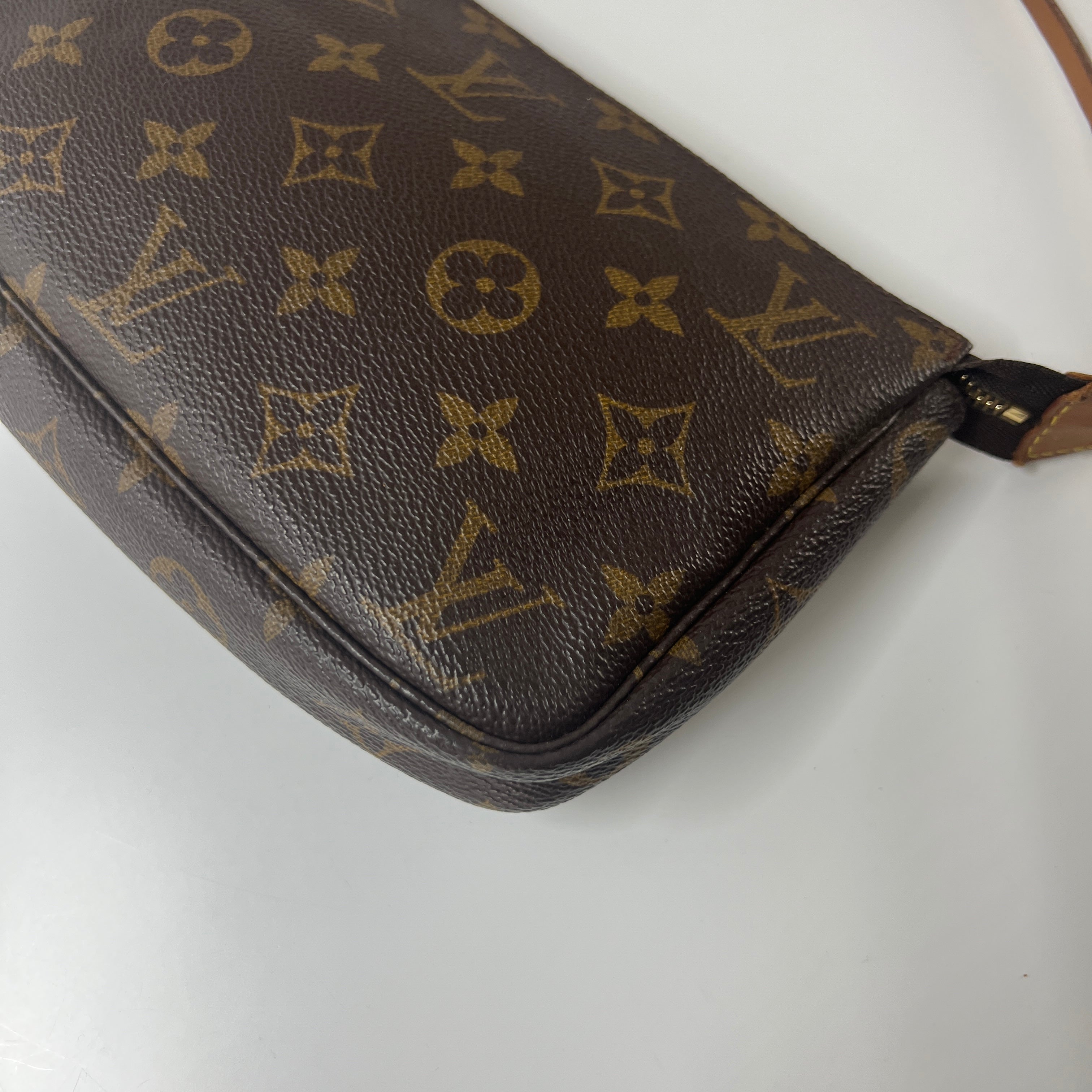 LOUIS VUITTON Pochette Accessory handbag in brown canvas and leather