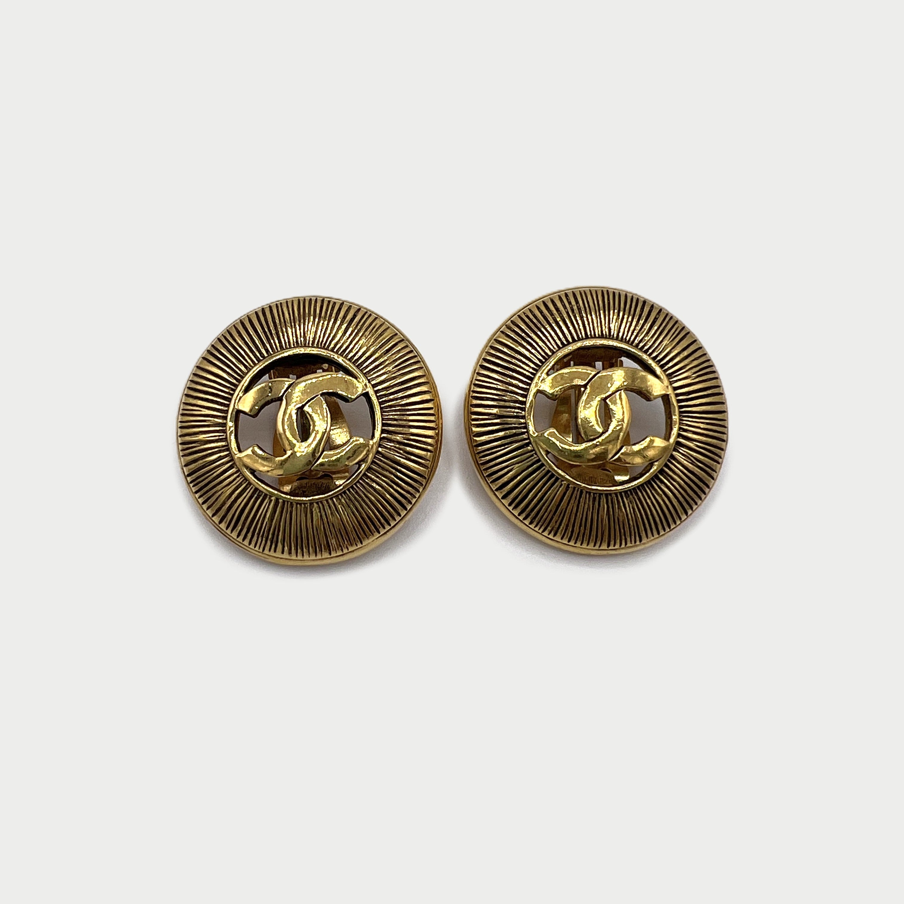 Boucles d'oreilles CHANEL CC Clip On métal doré