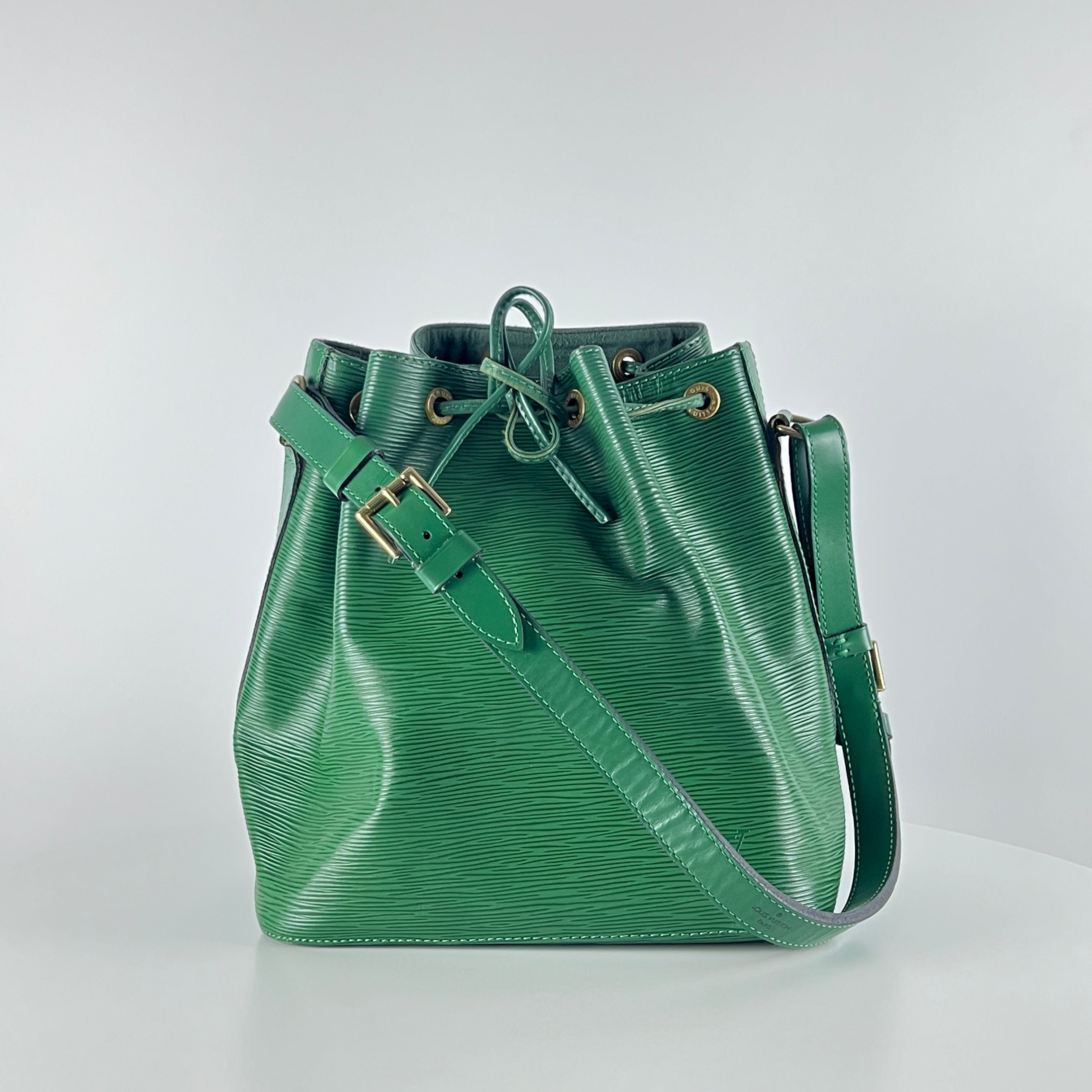 Sac à main LOUIS VUITTON Noé cuir épi vert