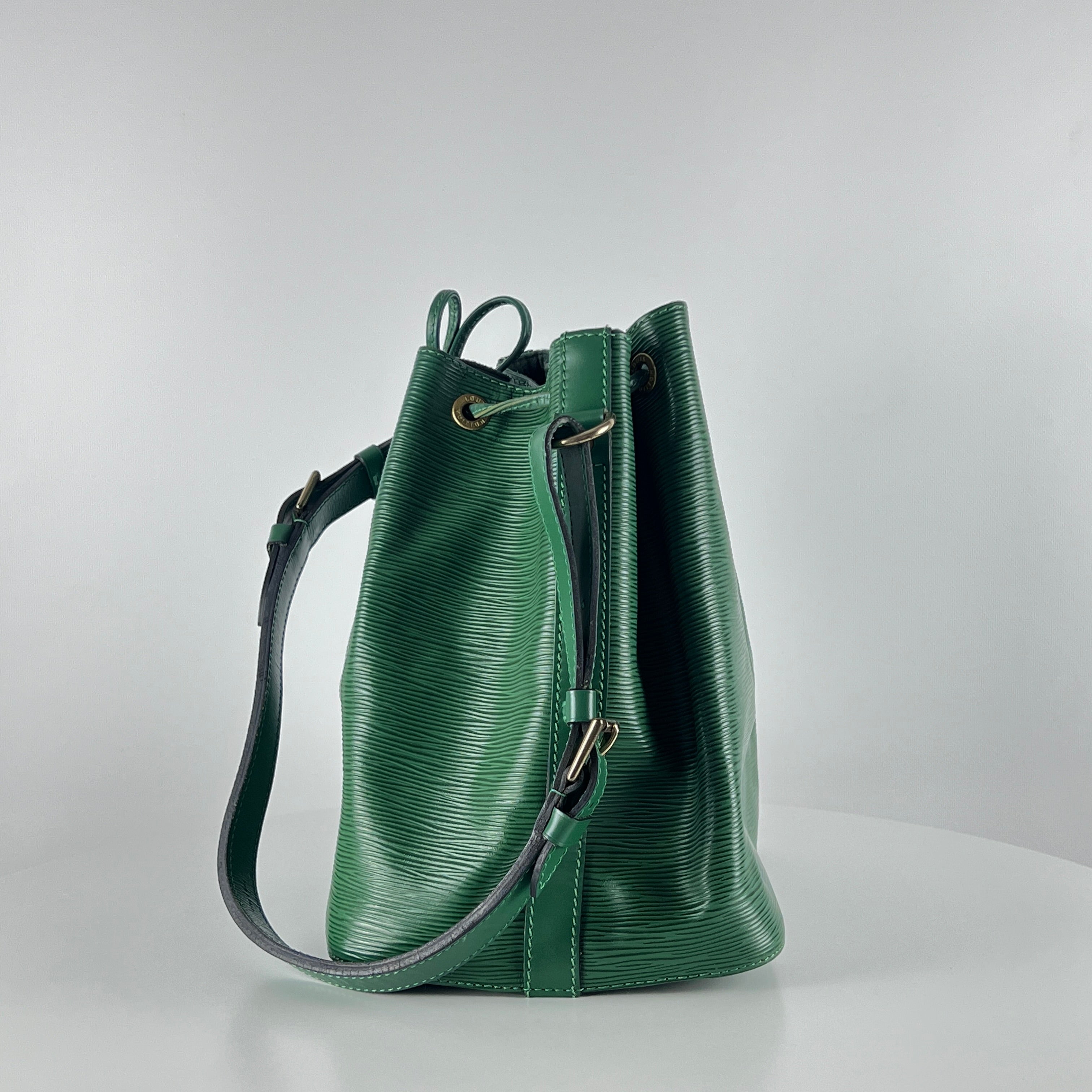 Sac à main LOUIS VUITTON Noé cuir épi vert