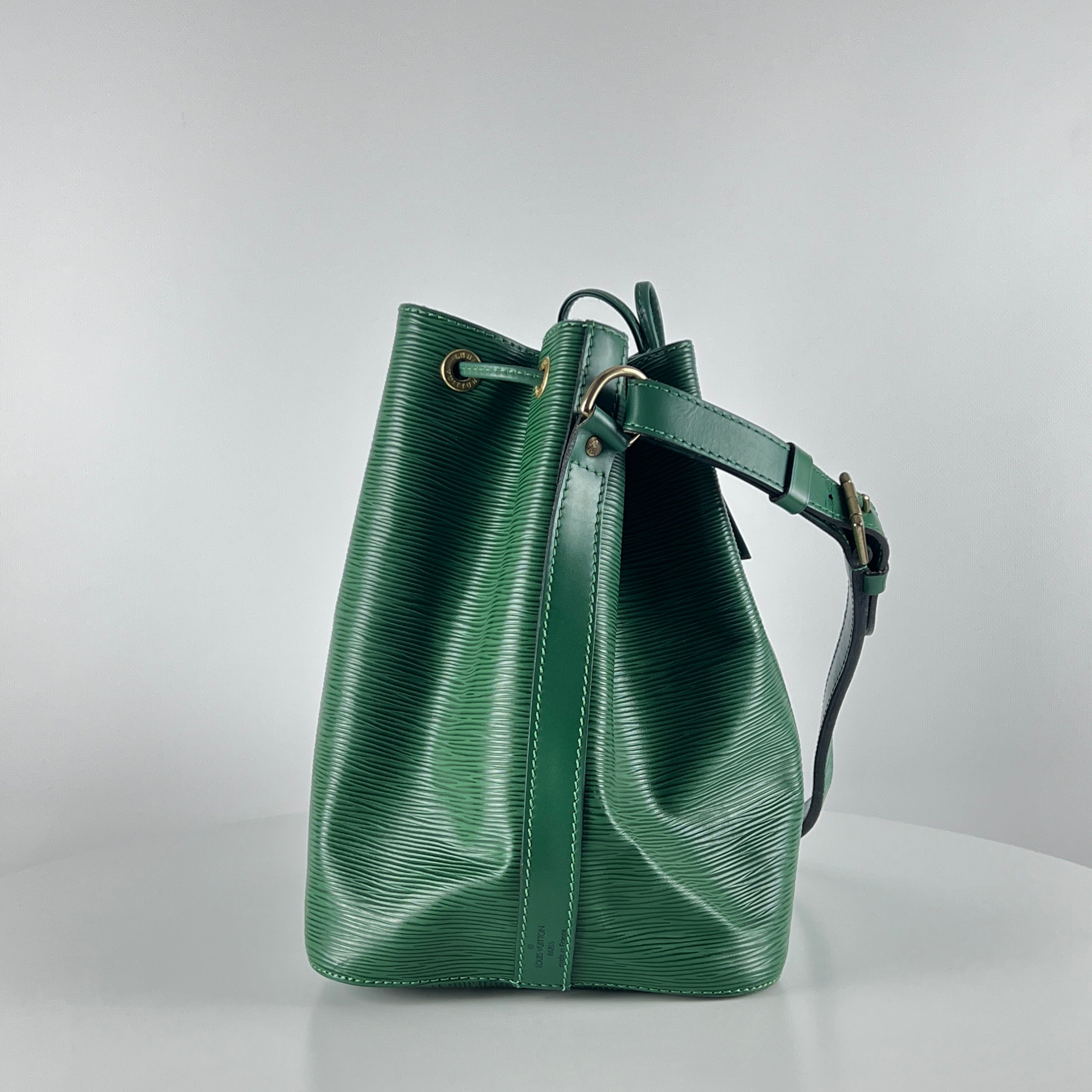 Sac à main LOUIS VUITTON Noé cuir épi vert