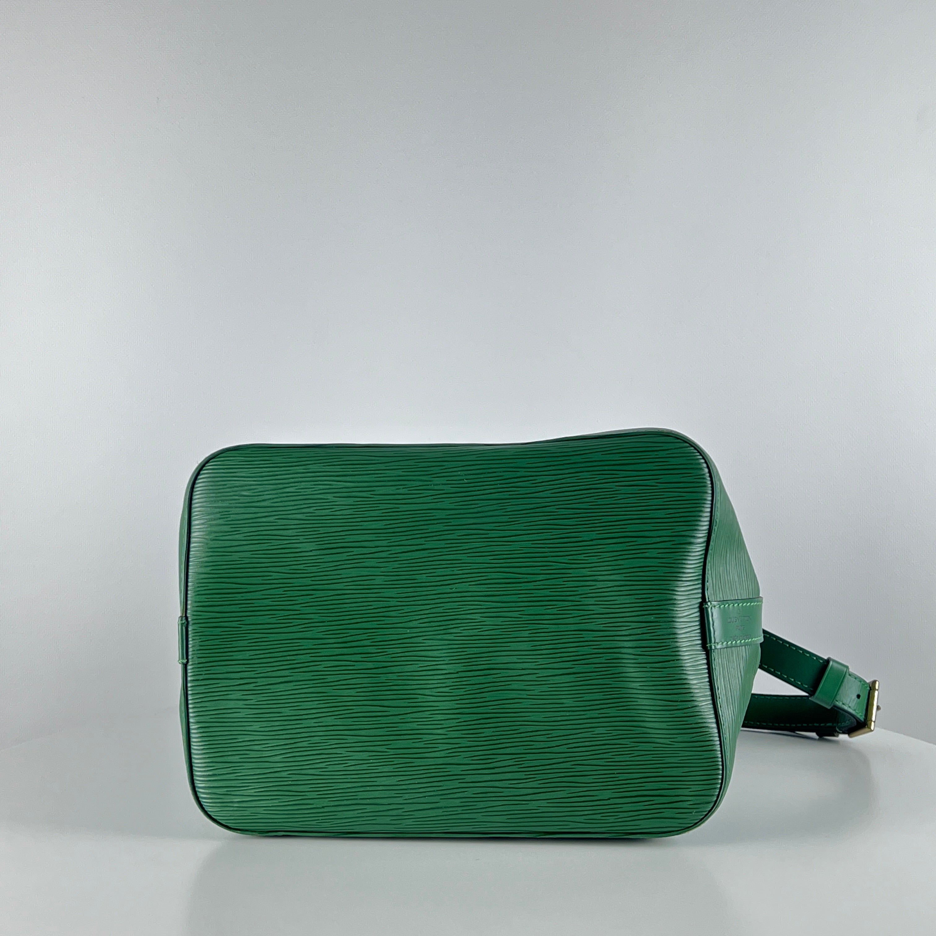 Sac à main LOUIS VUITTON Noé cuir épi vert