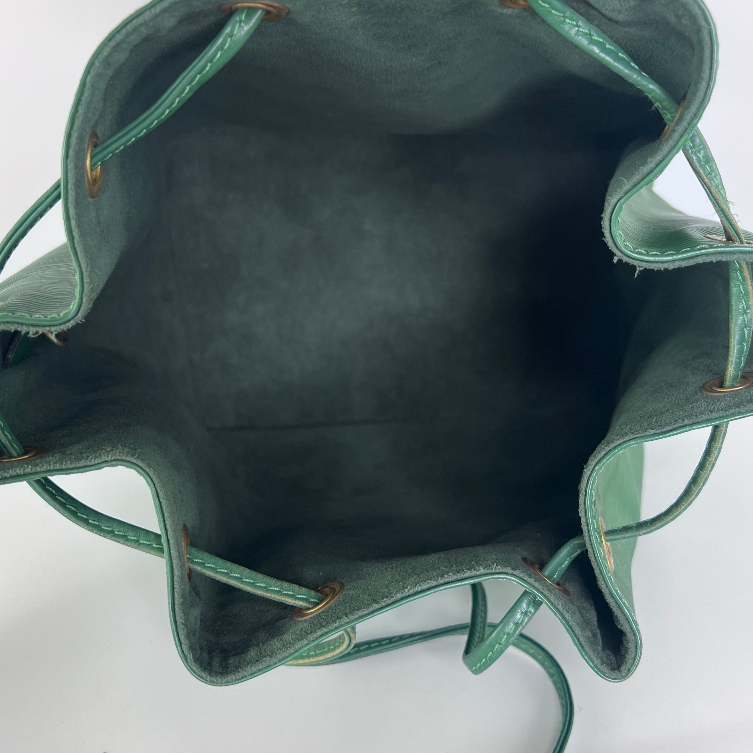 Sac à main LOUIS VUITTON Noé cuir épi vert