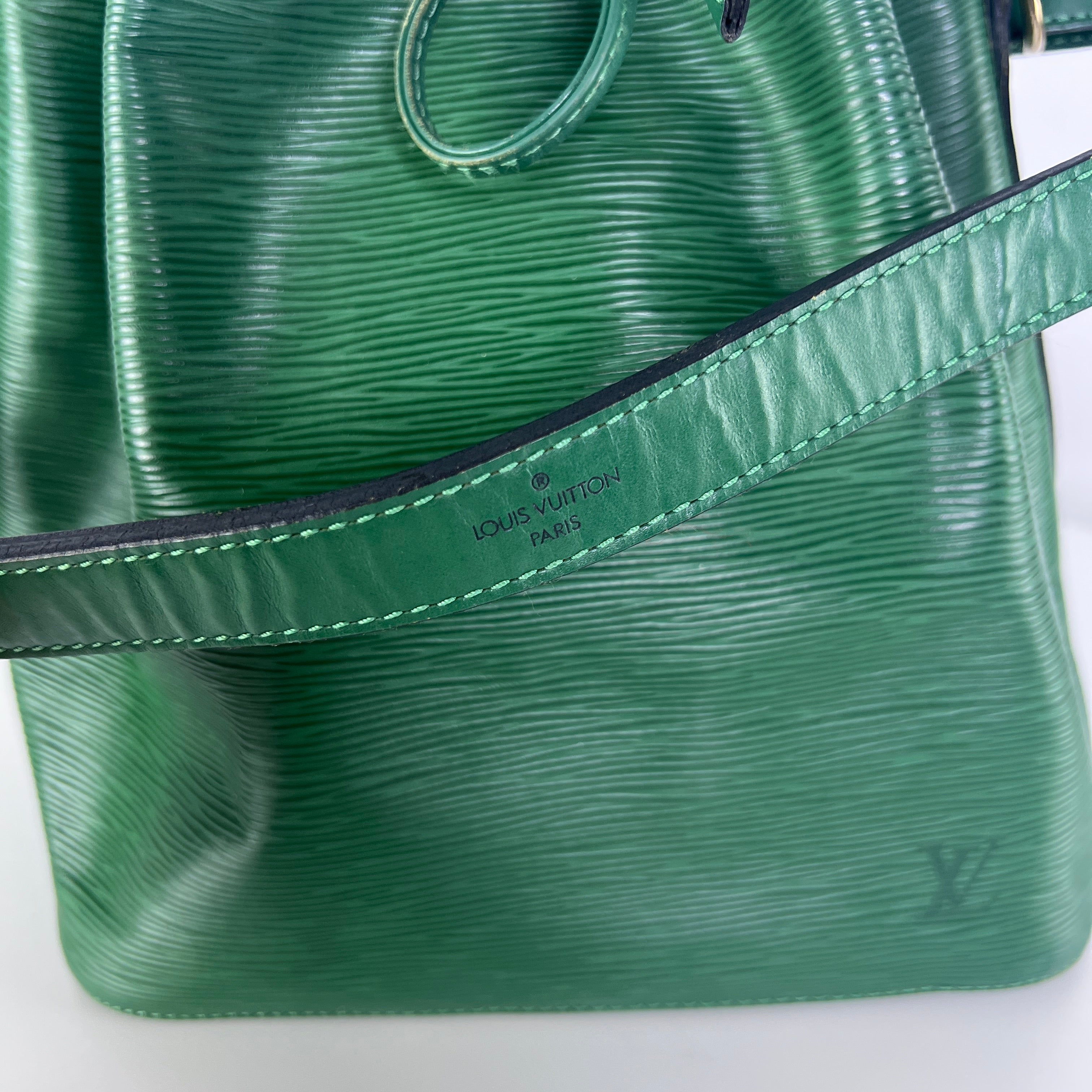 Sac à main LOUIS VUITTON Noé cuir épi vert