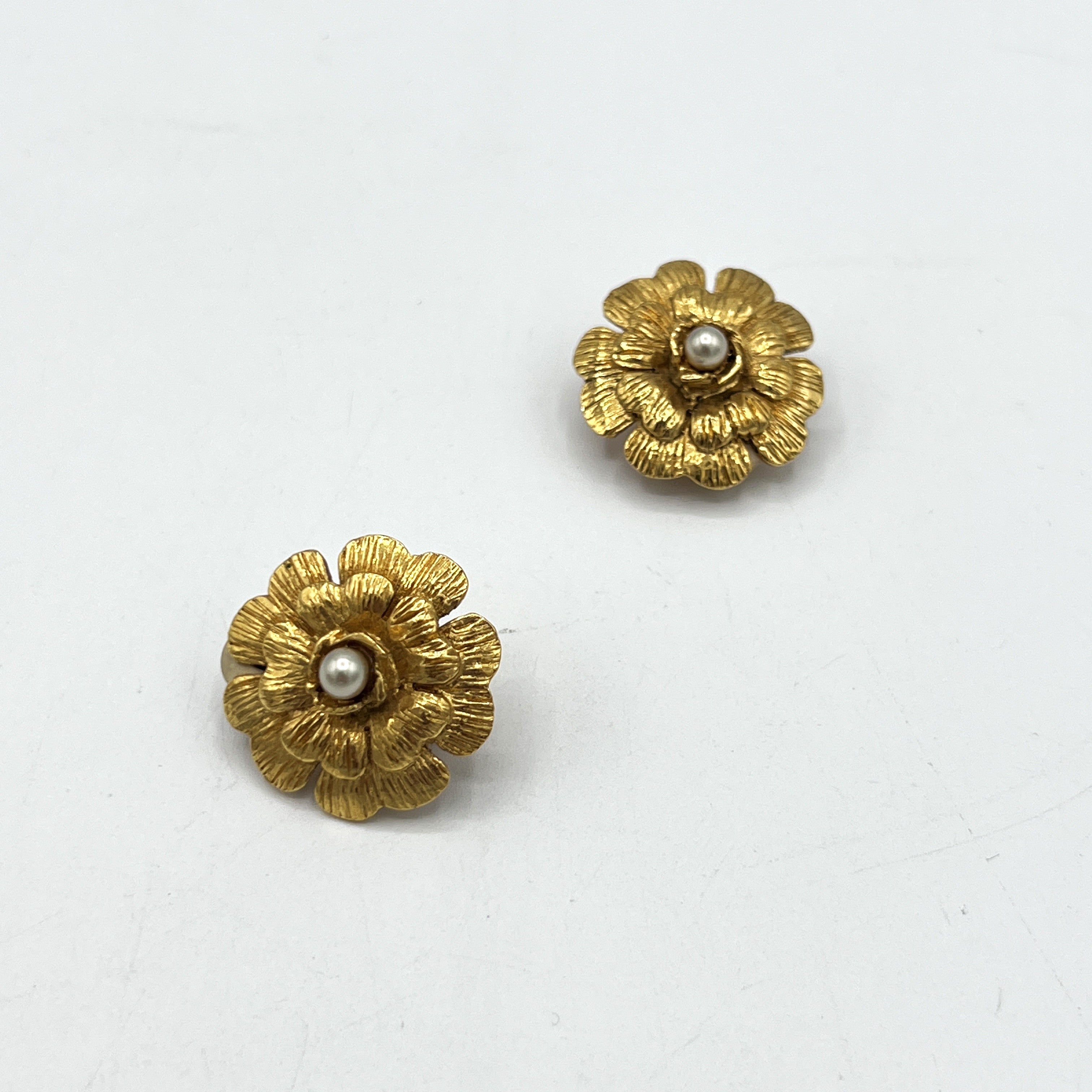Boucles d'oreilles CHANEL Camélia Clip On métal doré