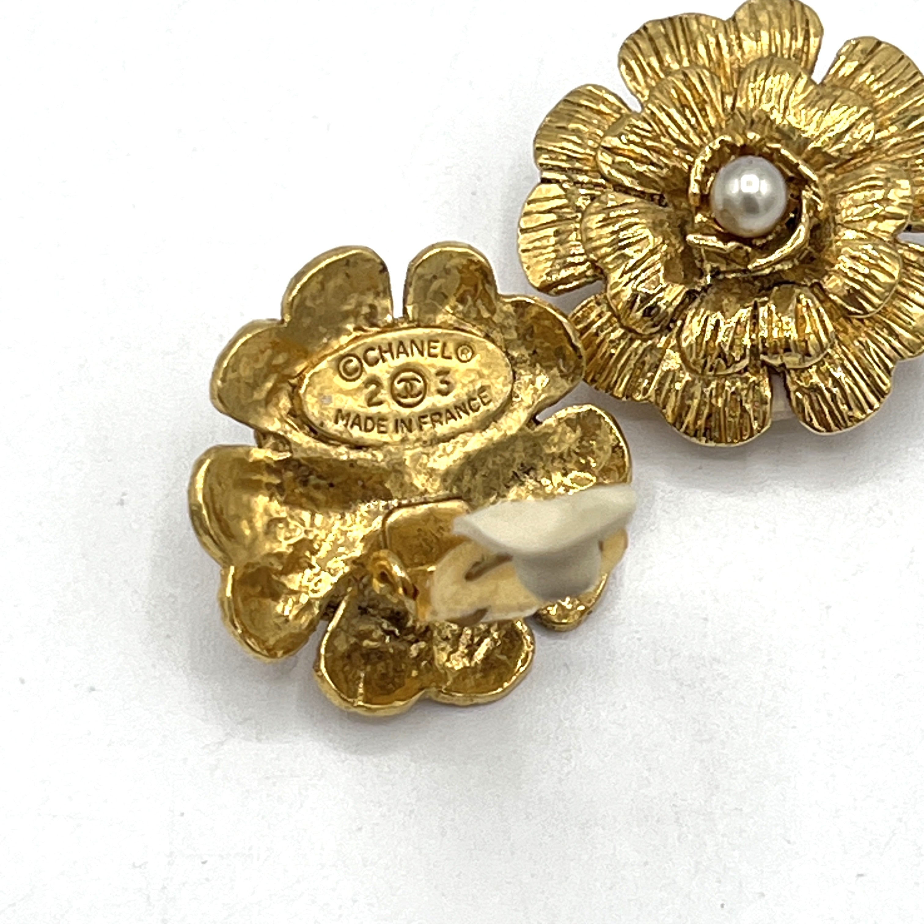 Boucles d'oreilles CHANEL Camélia Clip On métal doré