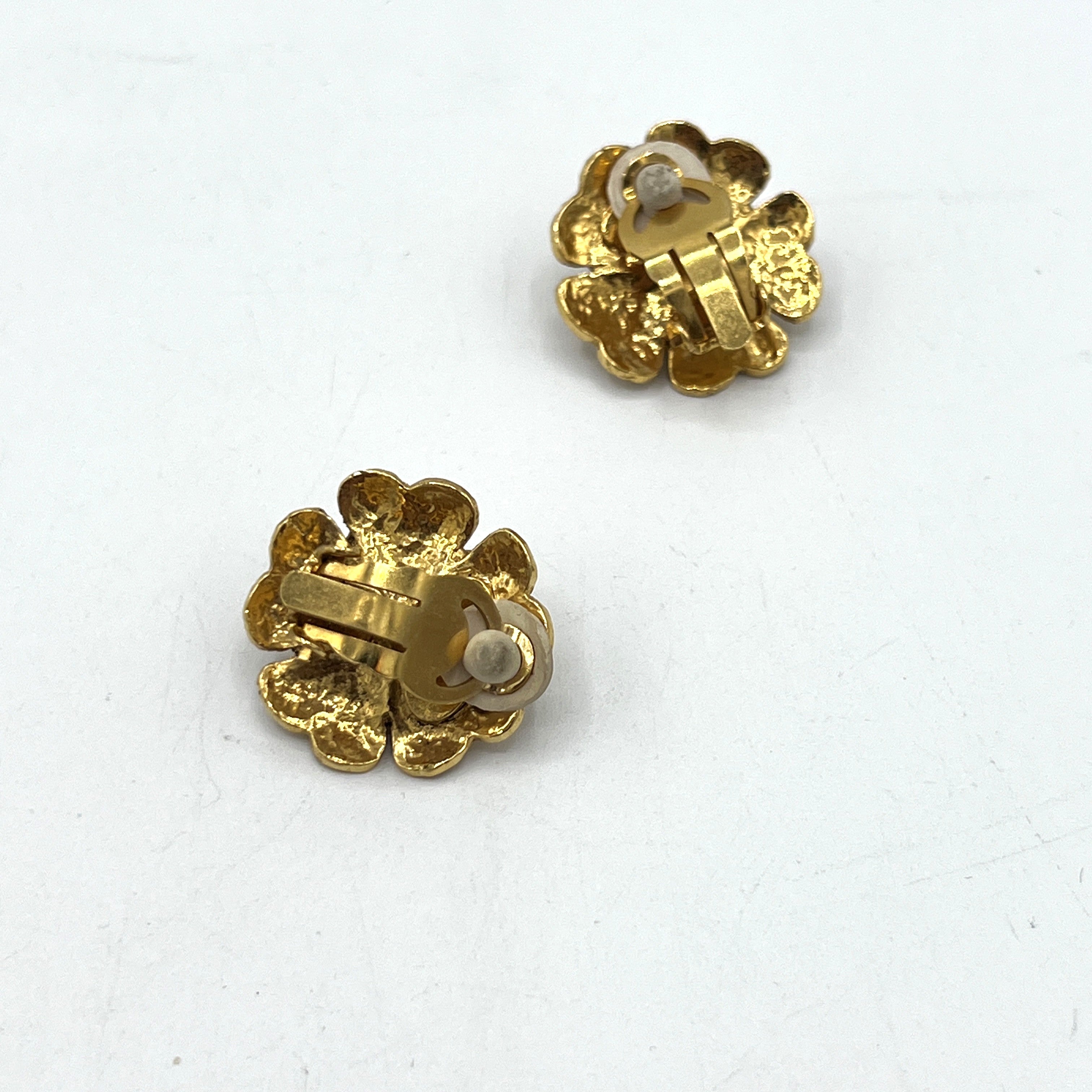 Boucles d'oreilles CHANEL Camélia Clip On métal doré