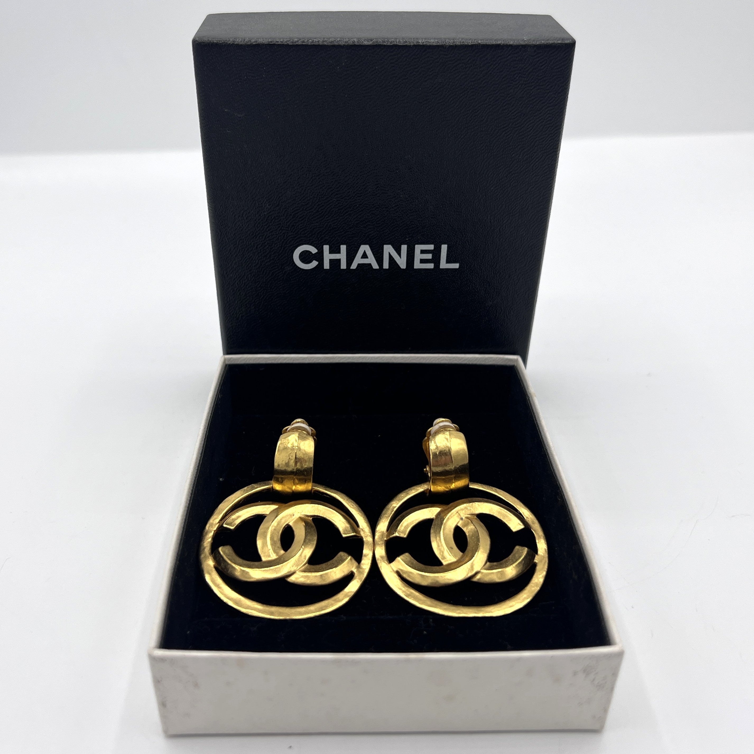 Boucles d'oreilles CHANEL CC Clip On métal doré