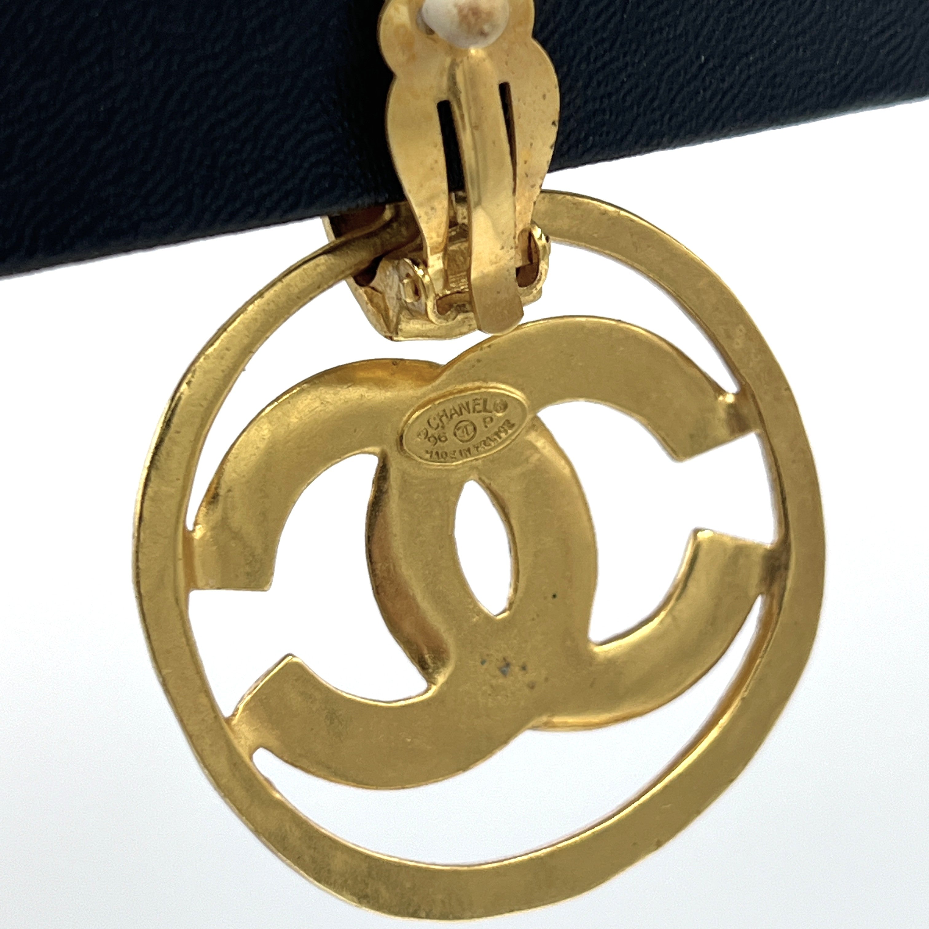 Boucles d'oreilles CHANEL CC Clip On métal doré