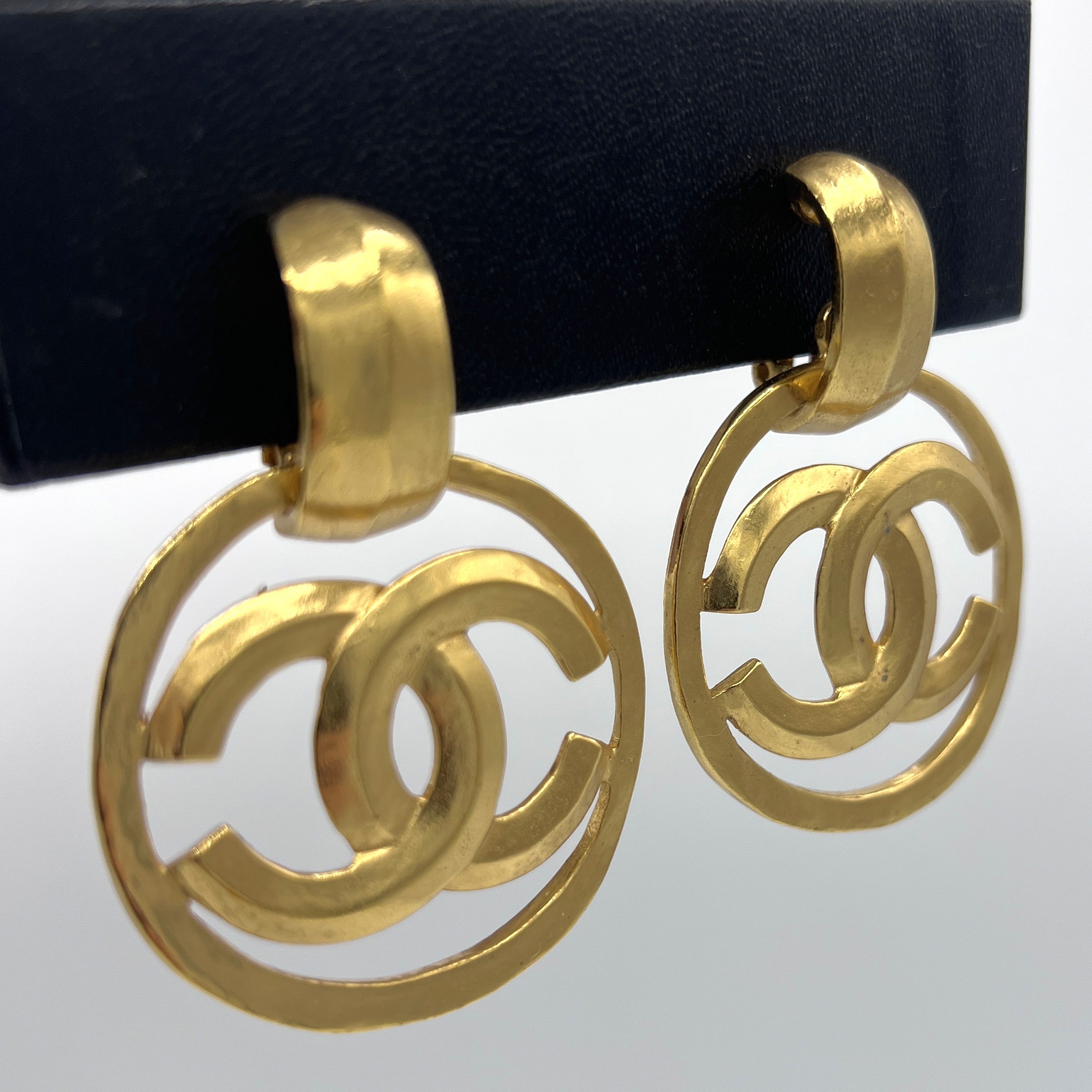 Boucles d'oreilles CHANEL CC Clip On métal doré