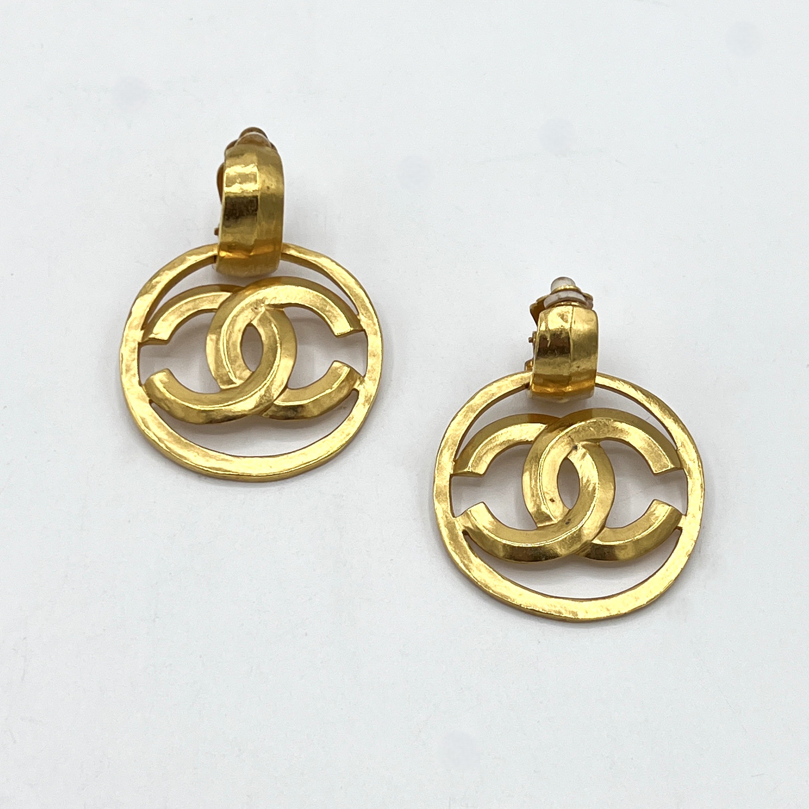 Boucles d'oreilles CHANEL CC Clip On métal doré