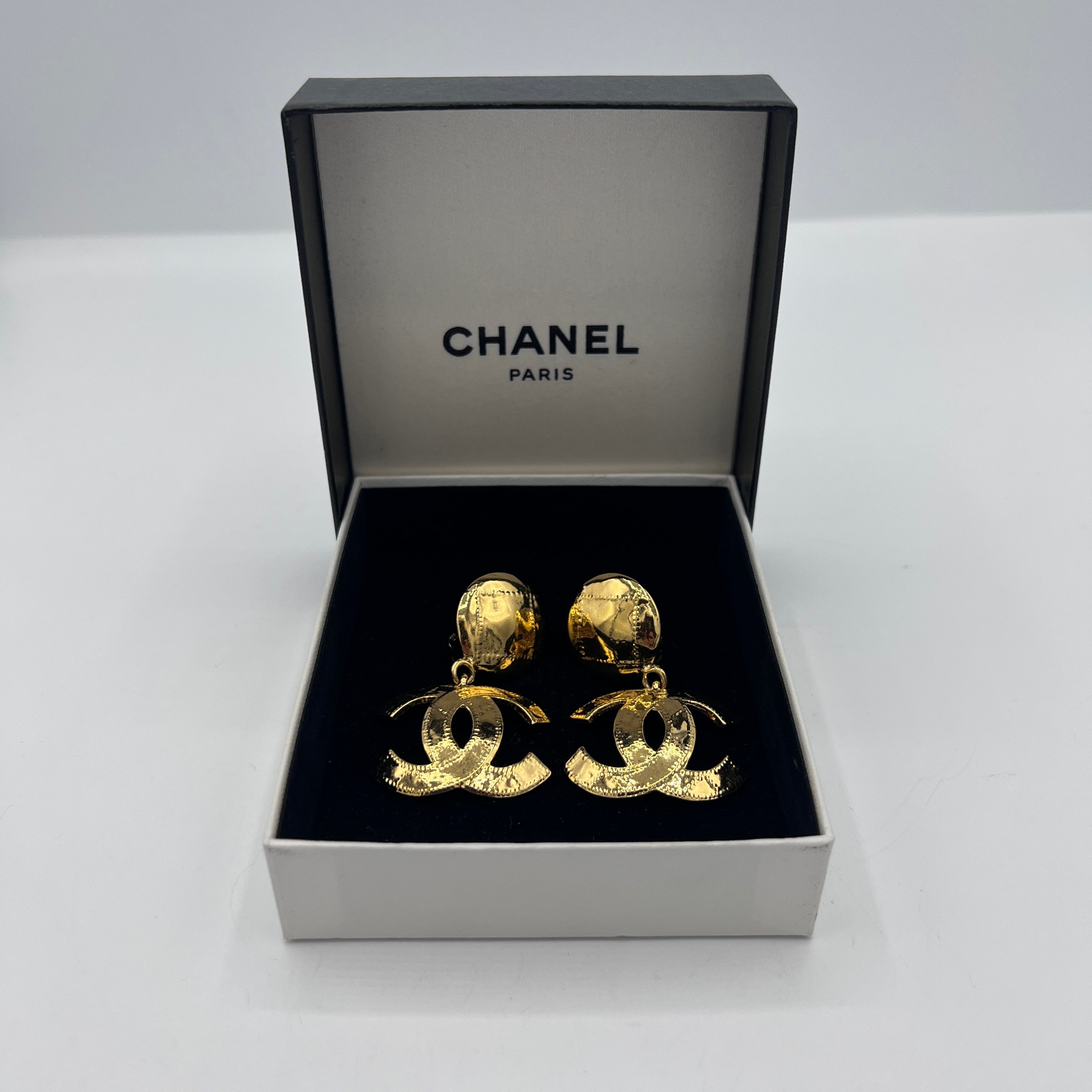 Boucles d'oreilles CHANEL CC Clip On métal doré