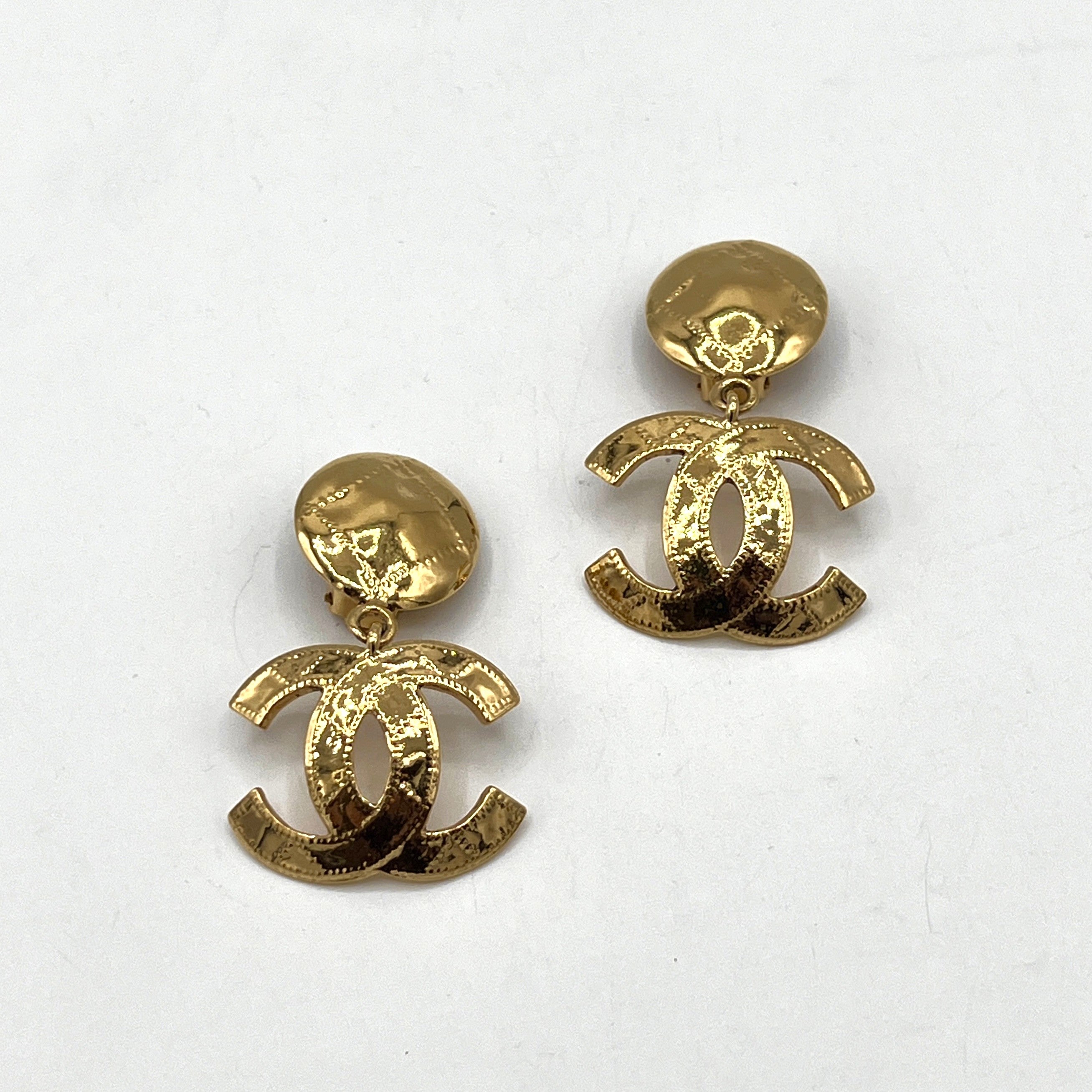 Boucles d'oreilles CHANEL CC Clip On métal doré