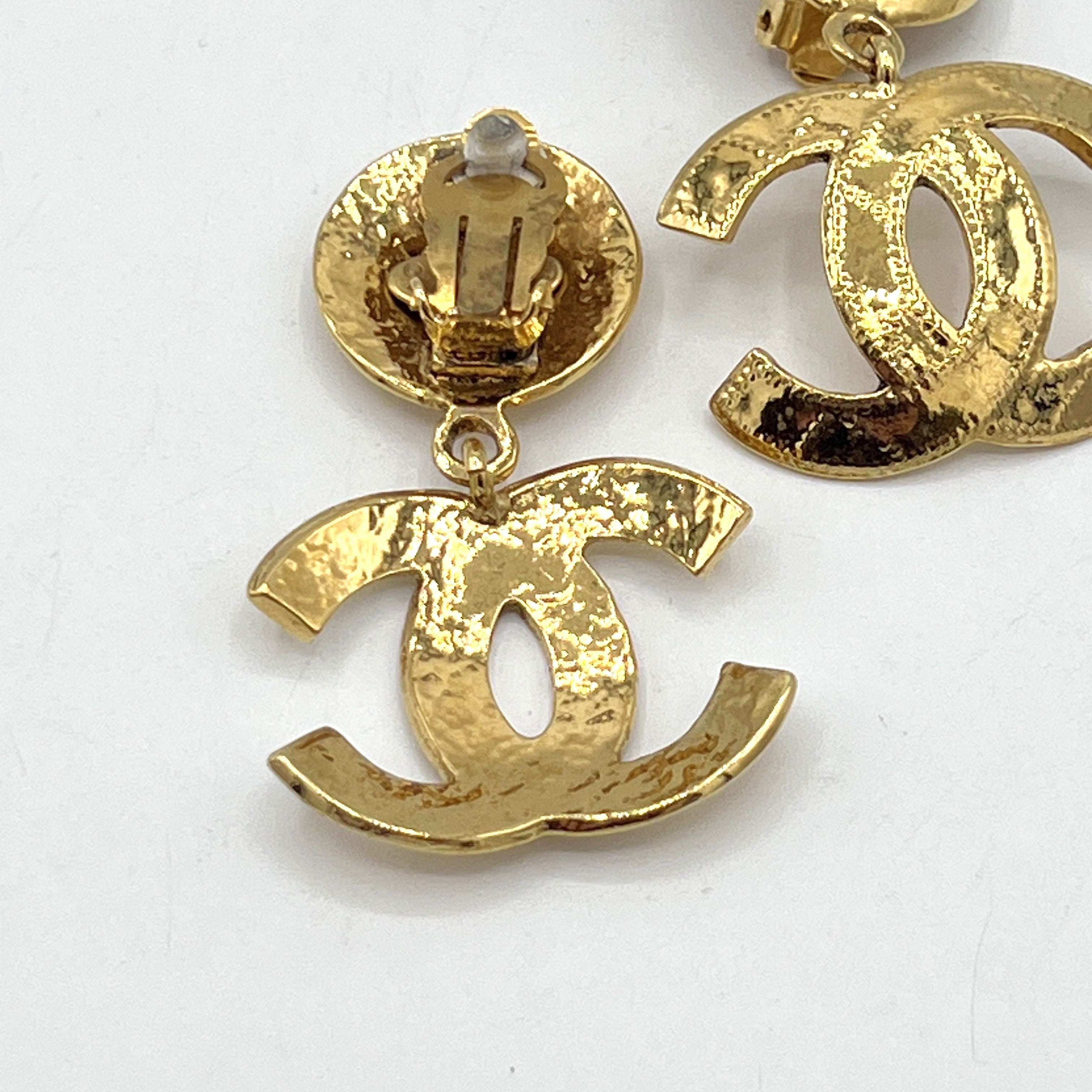 Boucles d'oreilles CHANEL CC Clip On métal doré