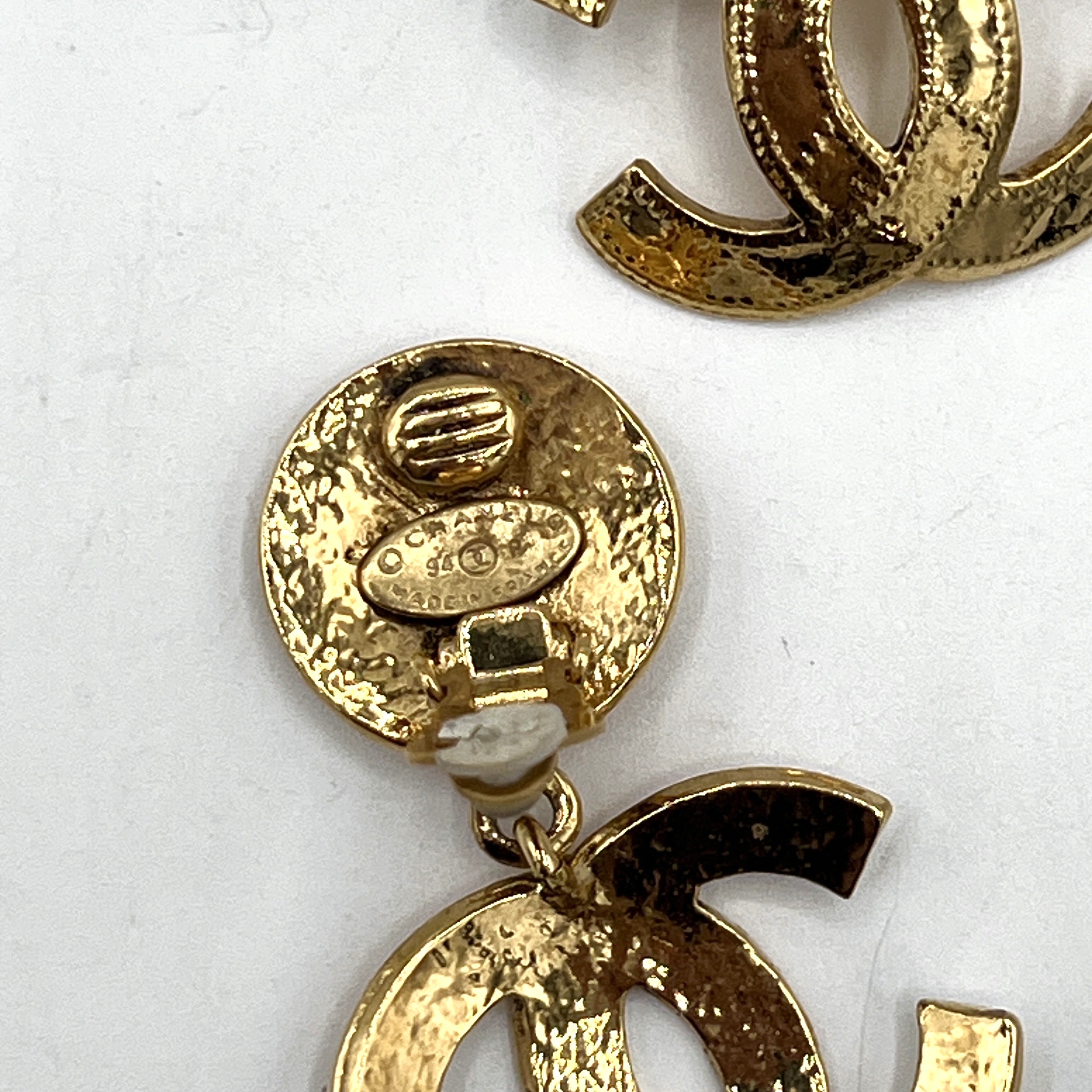 Boucles d'oreilles CHANEL CC Clip On métal doré