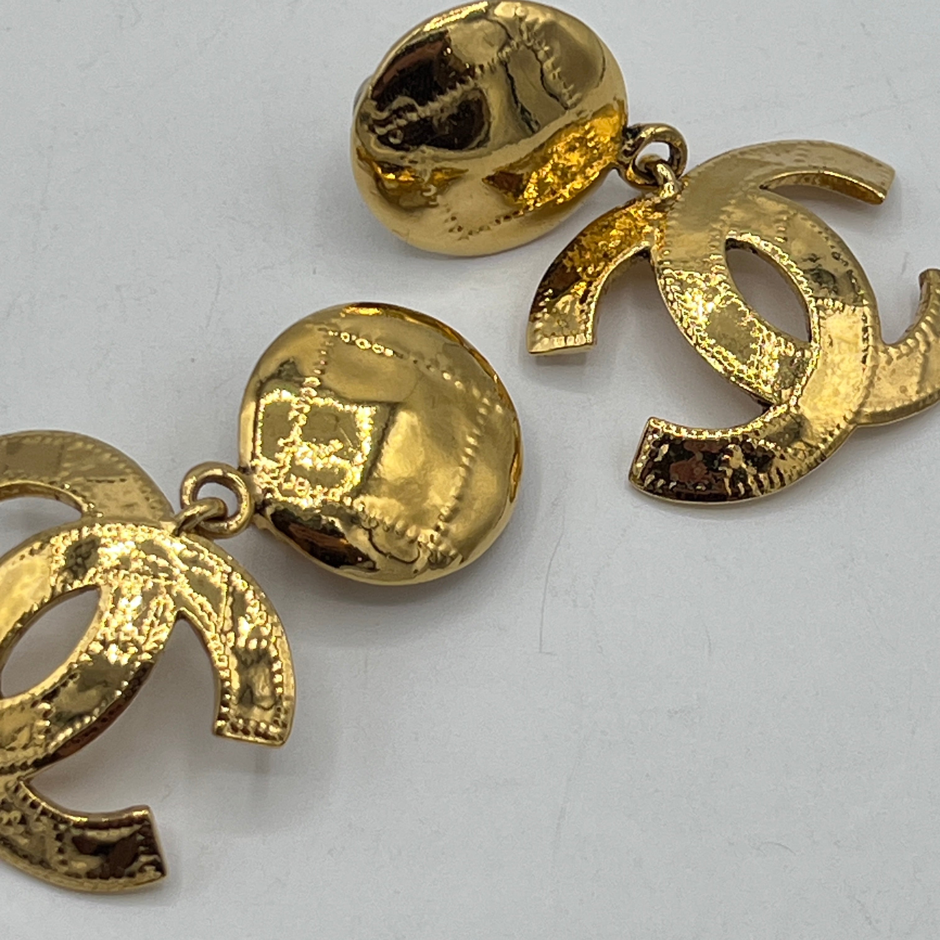 Boucles d'oreilles CHANEL CC Clip On métal doré