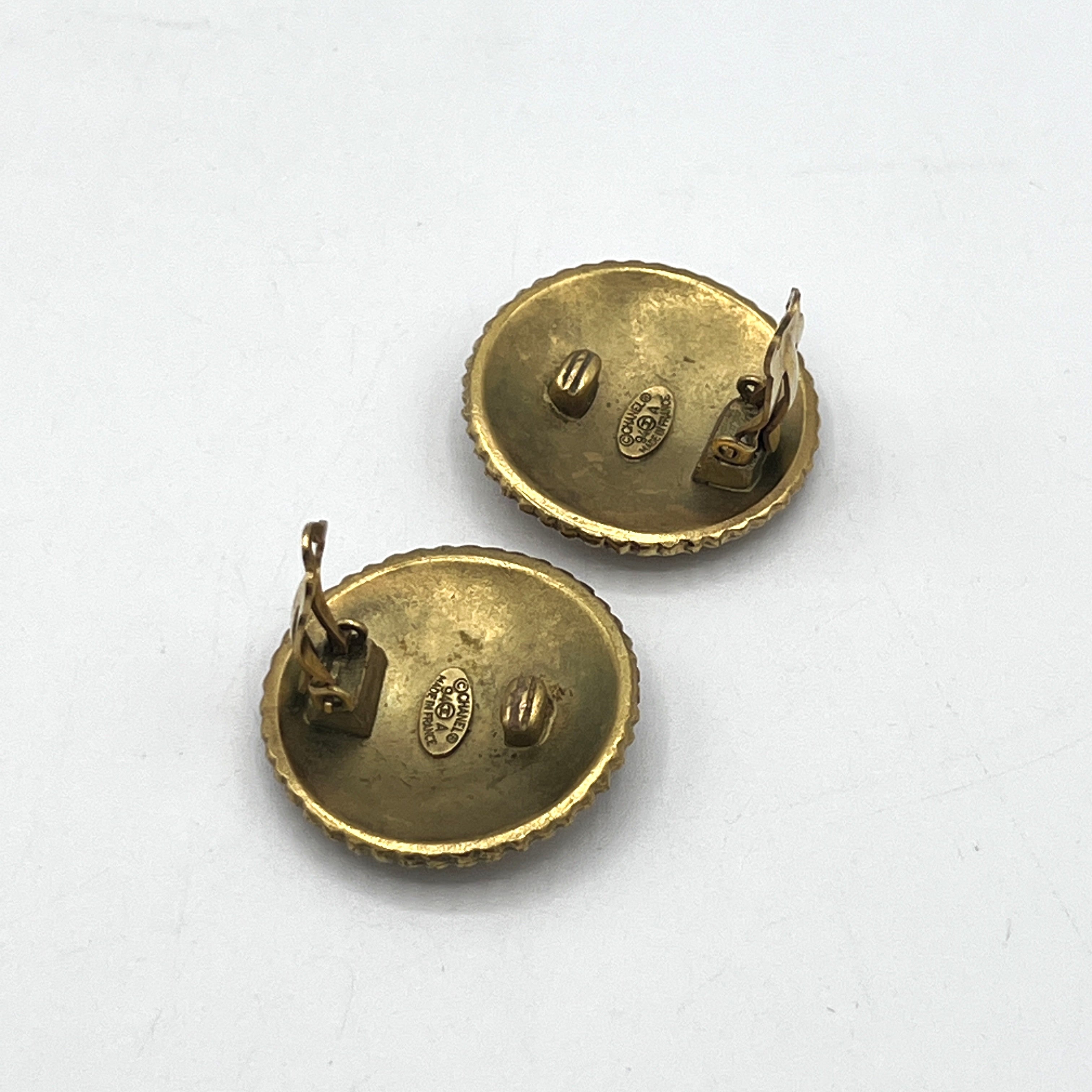 Boucles d'oreilles CHANEL Coco Médaillon Clip On métal doré