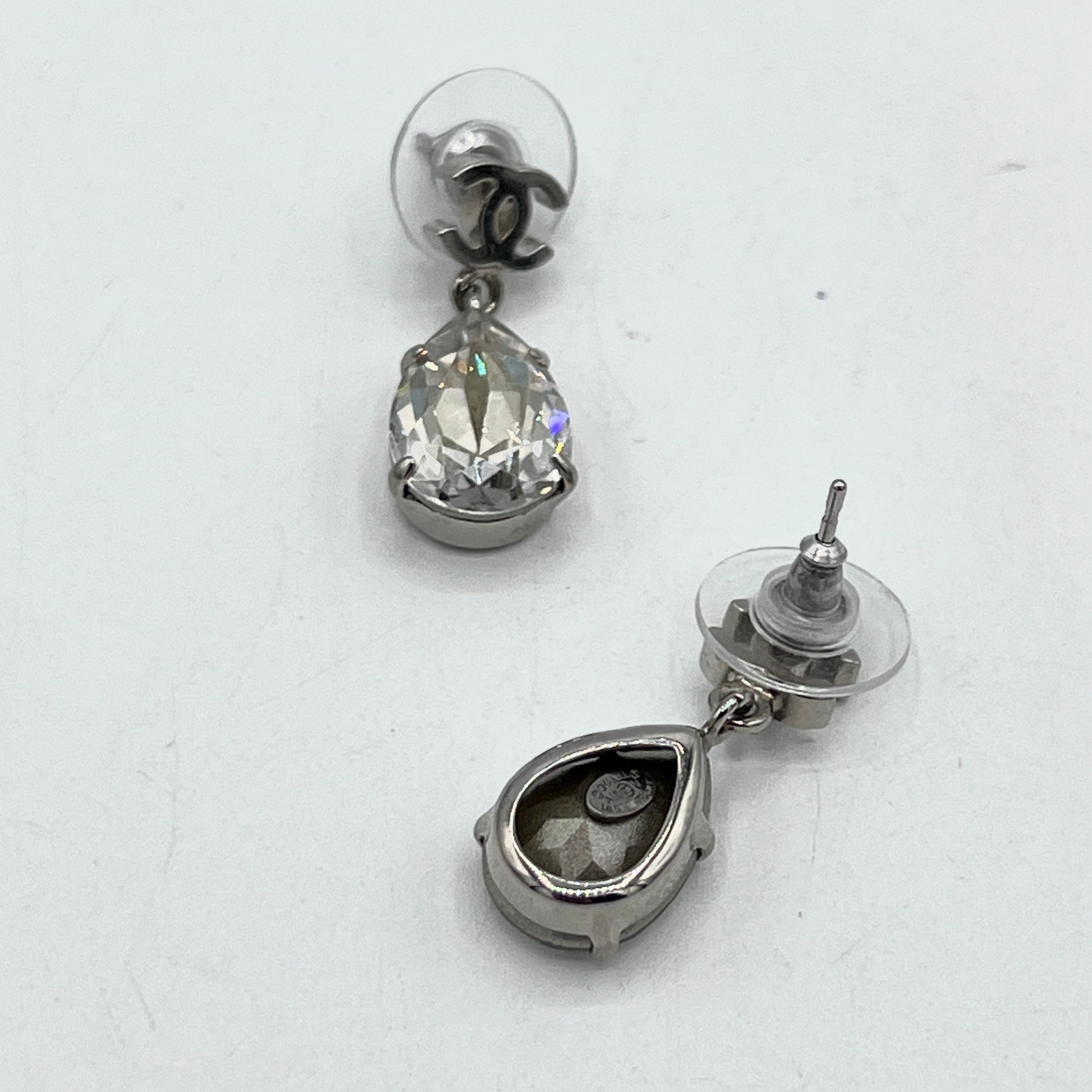 Boucles d'oreilles CHANEL CC Goutte Cristal acier argenté