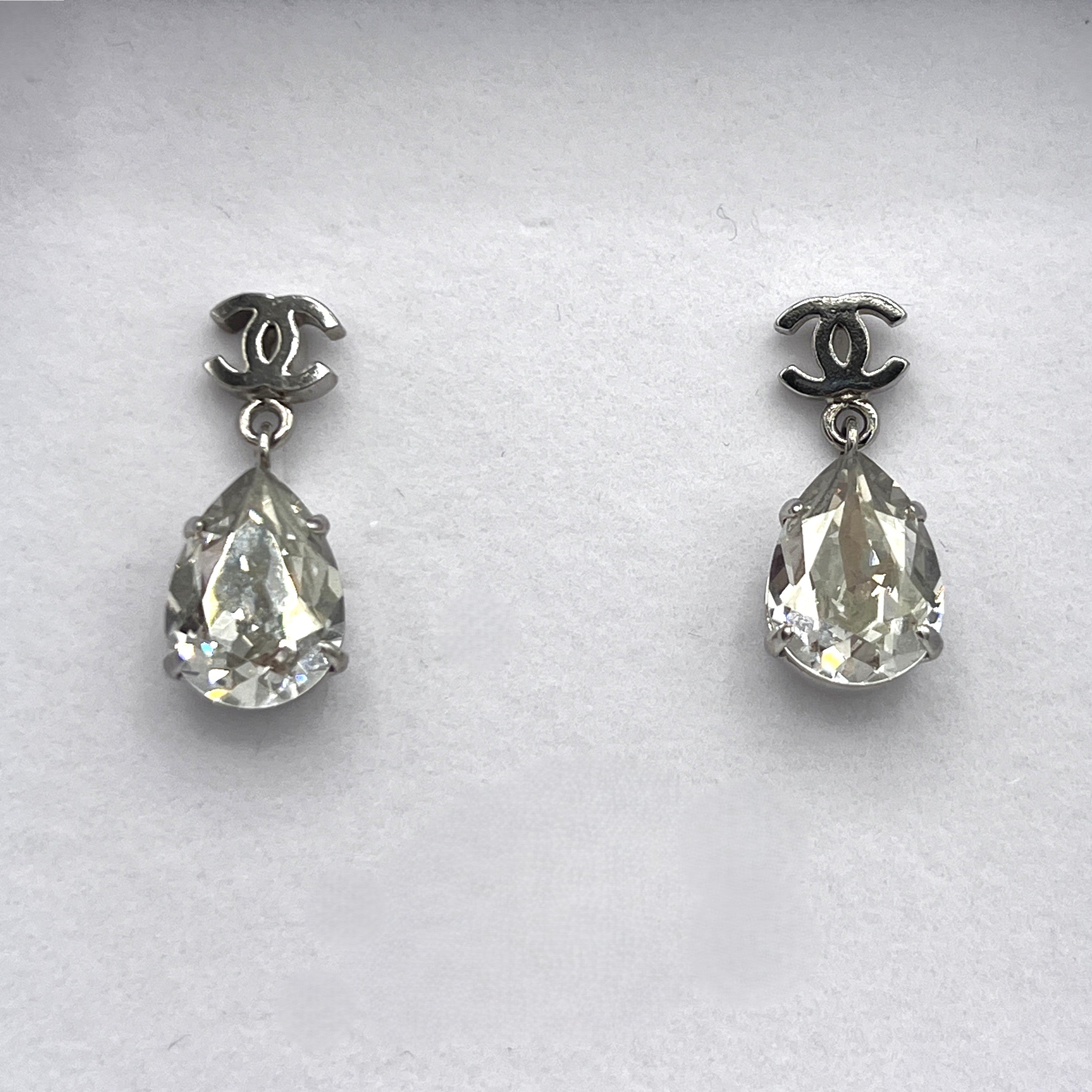 Boucles d'oreilles CHANEL CC Goutte Cristal acier argenté