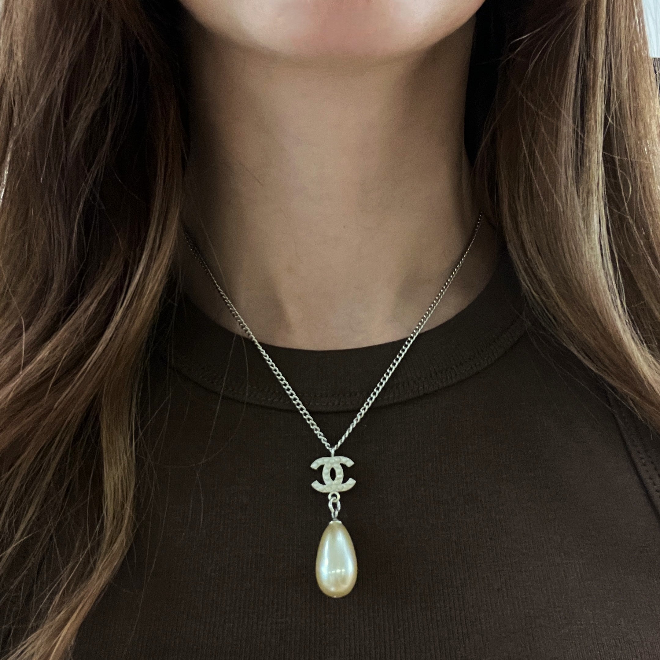 Collier CHANEL CC Perles Goutte acier argenté