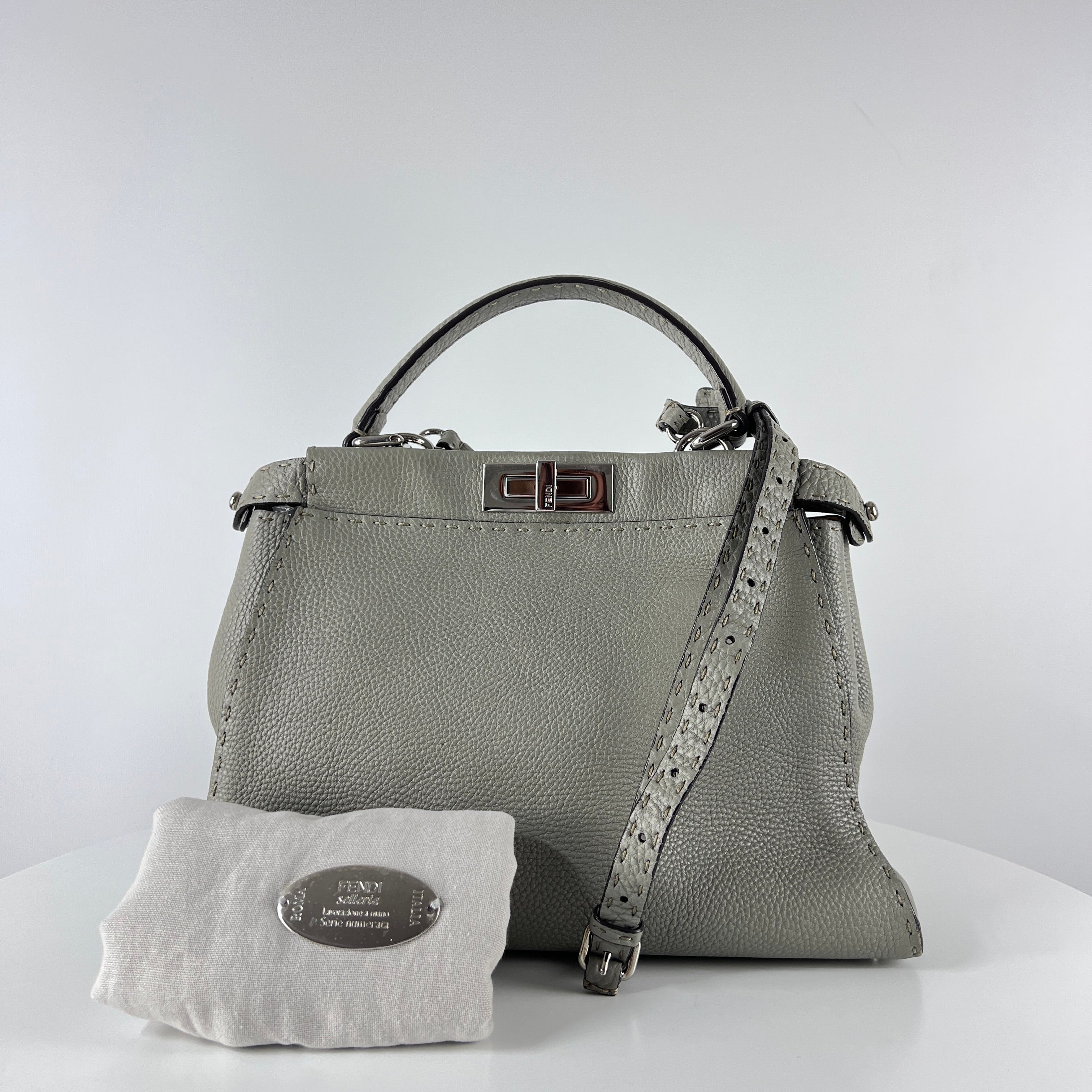Sac à main FENDI Peekaboo cuir gris