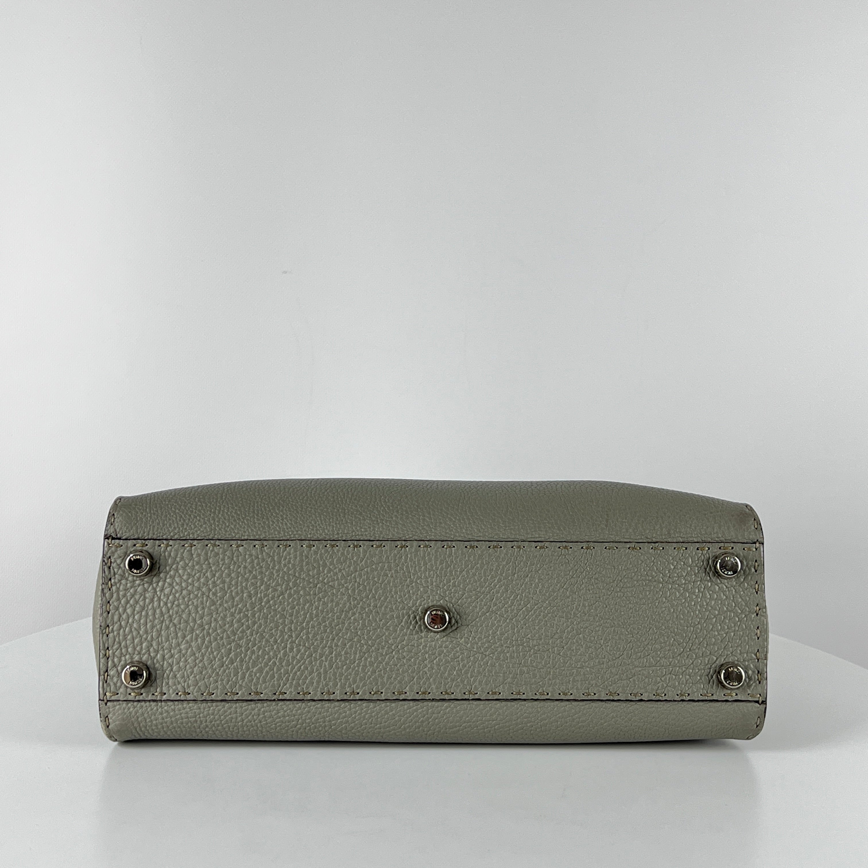 Sac à main FENDI Peekaboo cuir gris