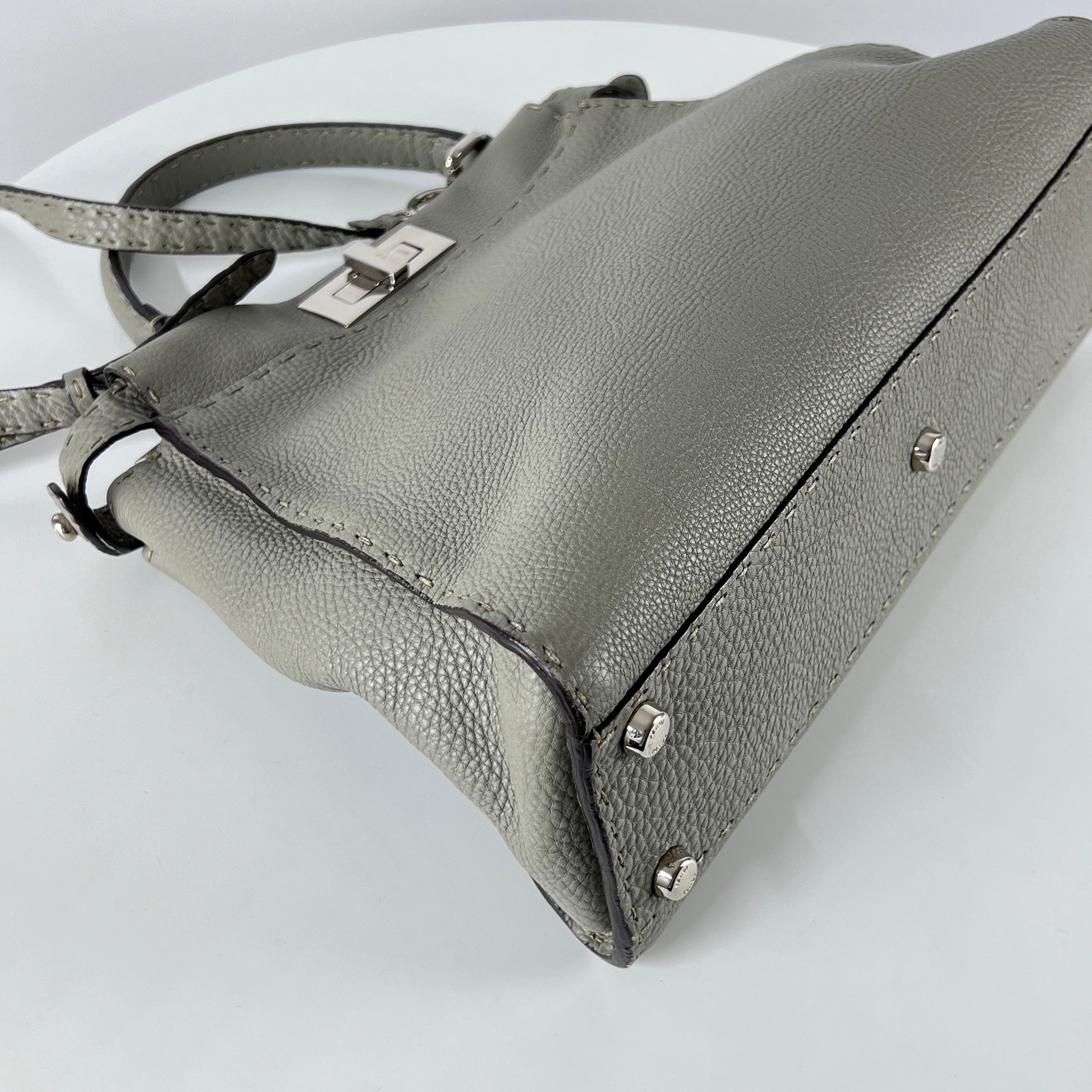 Sac à main FENDI Peekaboo cuir gris
