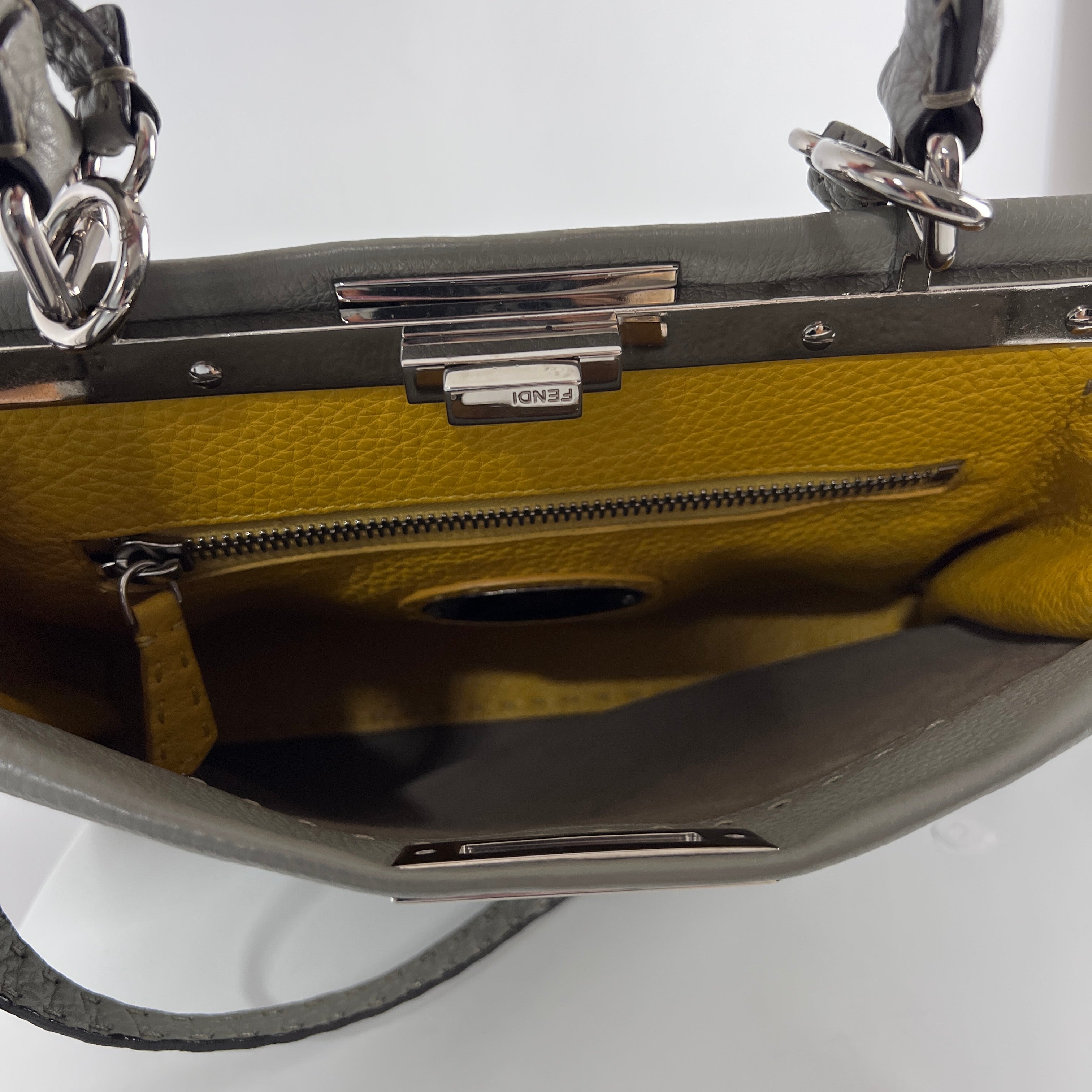Sac à main FENDI Peekaboo cuir gris