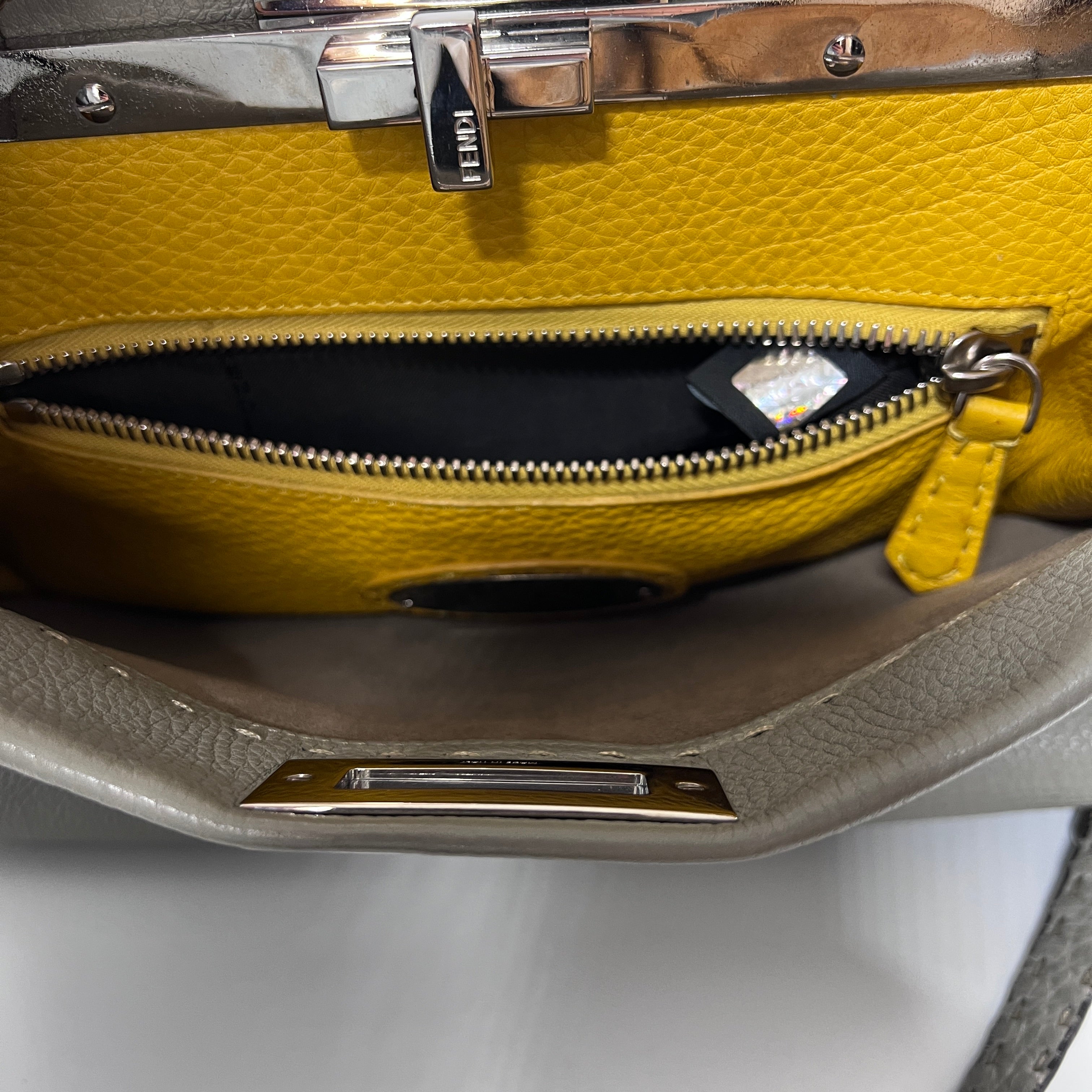 Sac à main FENDI Peekaboo cuir gris