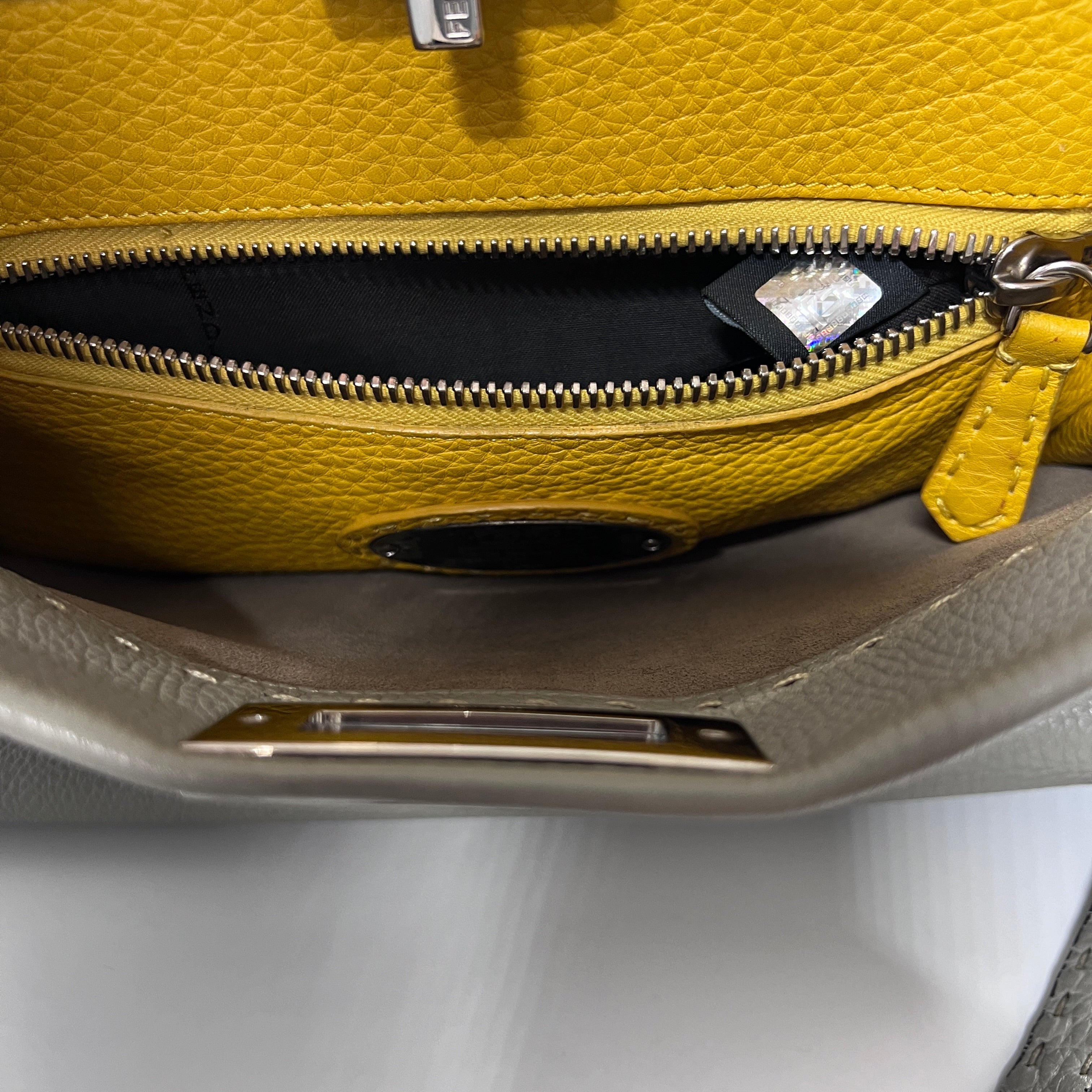 Sac à main FENDI Peekaboo cuir gris