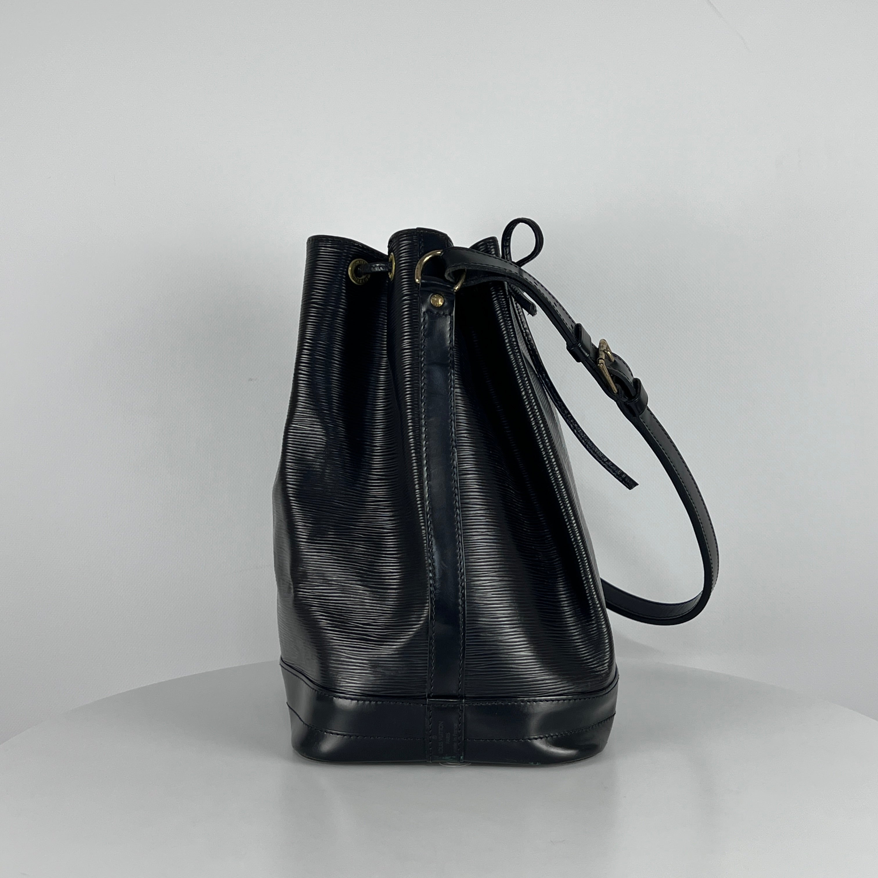 Sac à main LOUIS VUITTON Noé cuir noir