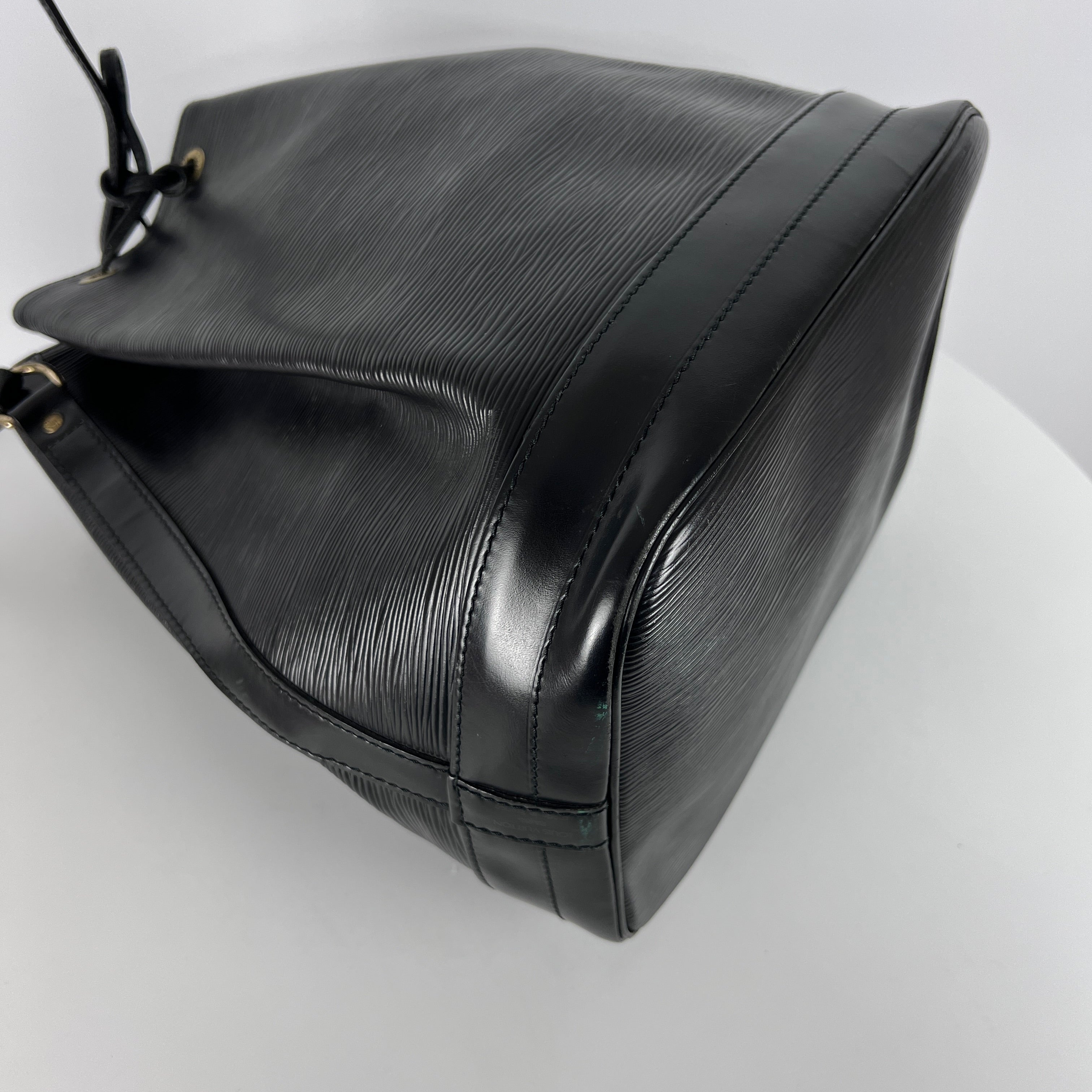 Sac à main LOUIS VUITTON Noé cuir noir