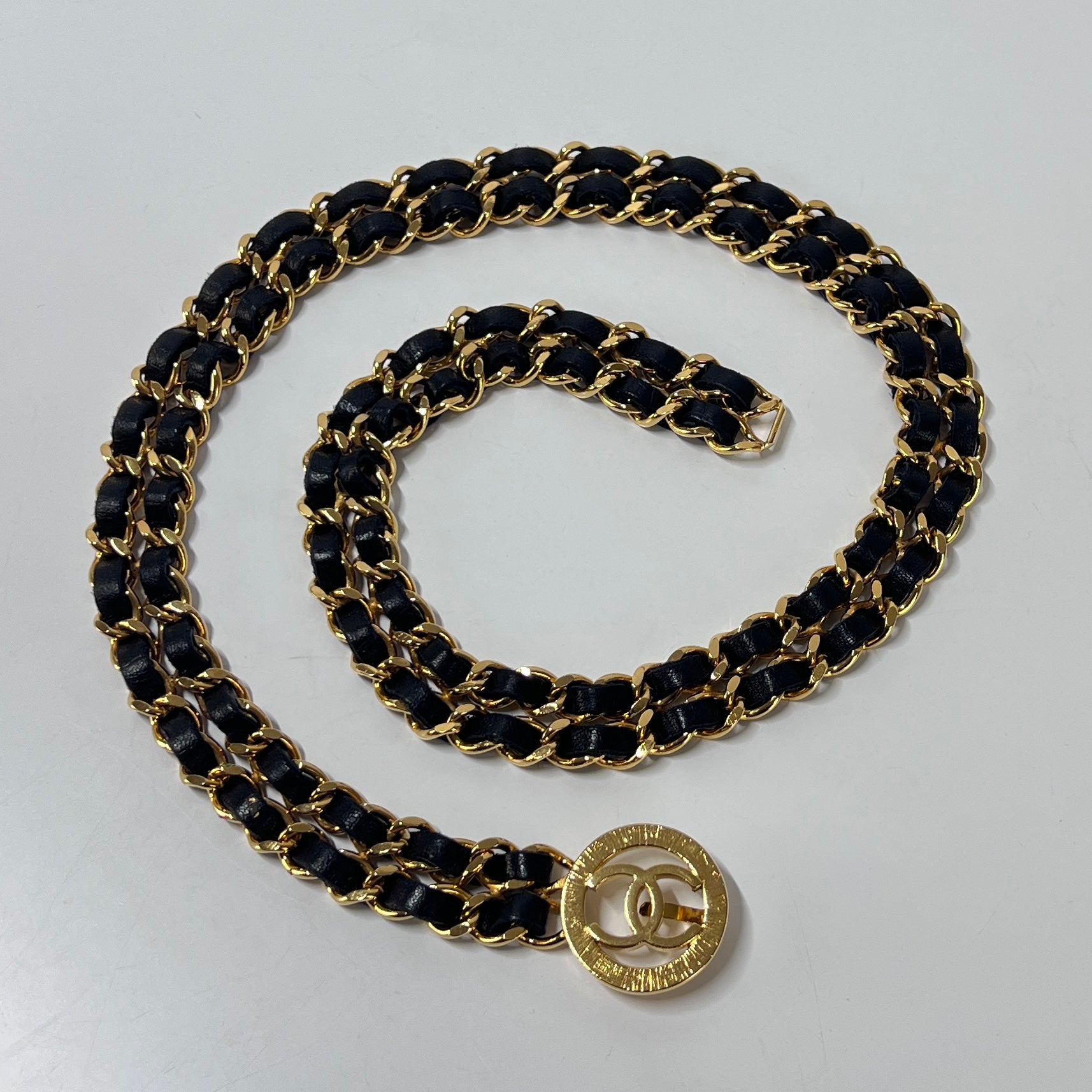 CHANEL CC Belt Intertwined chain in metal and gold leather