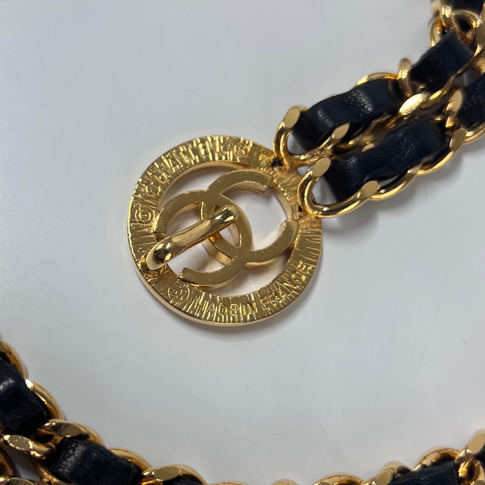 CHANEL CC Belt Intertwined chain in metal and gold leather