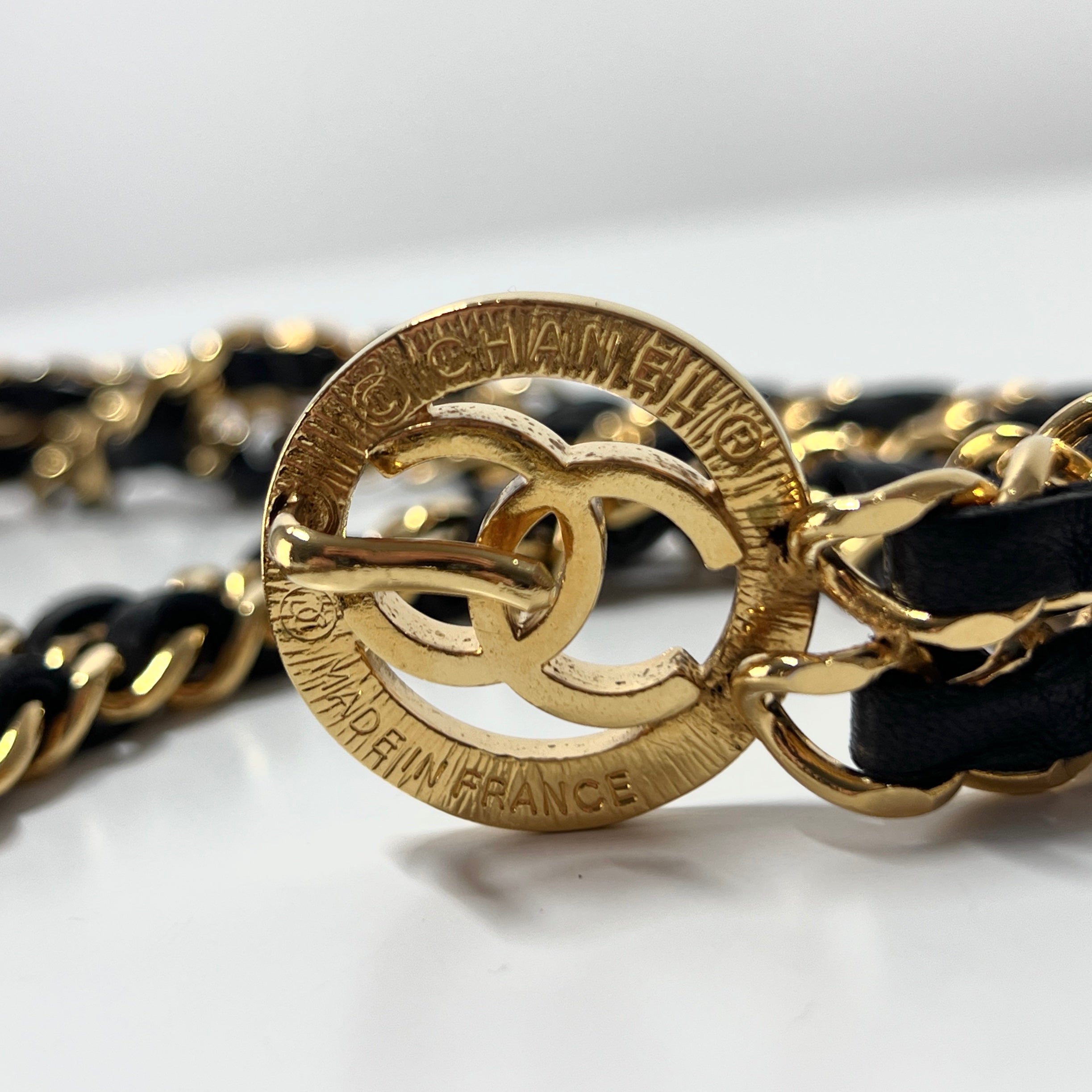 CHANEL CC Belt Intertwined chain in metal and gold leather