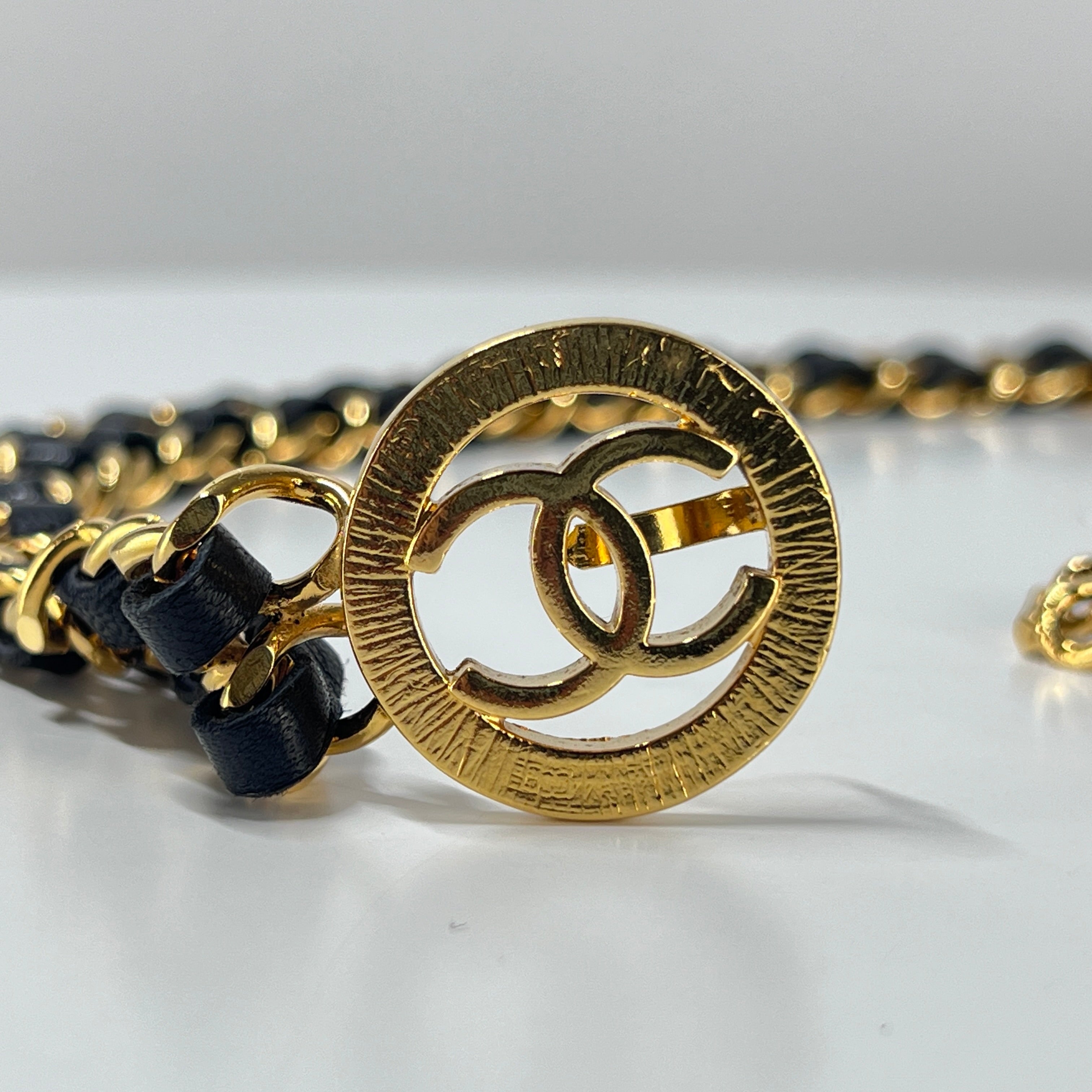 CHANEL CC Belt Intertwined chain in metal and gold leather