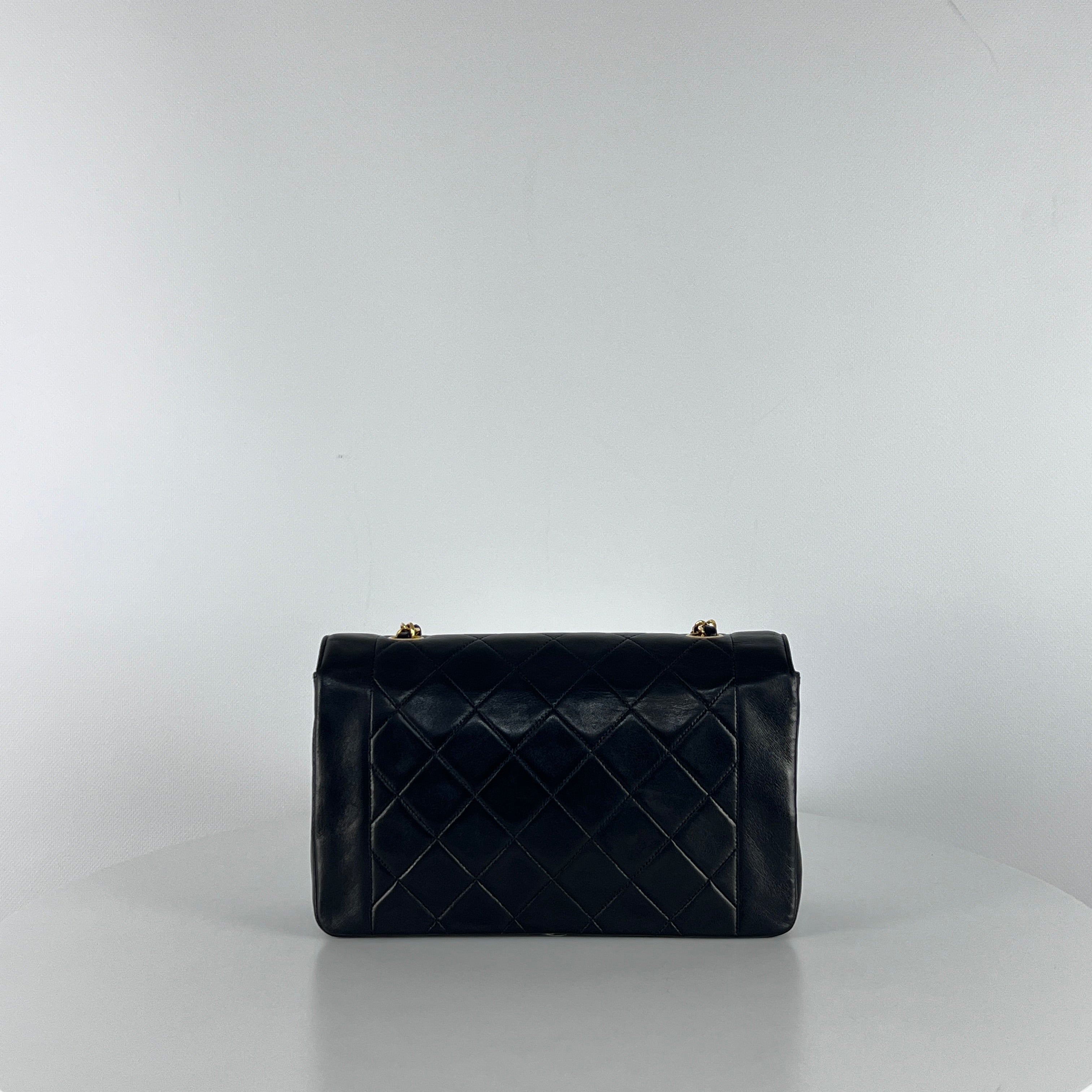 Sac à main CHANEL Diana cuir noir