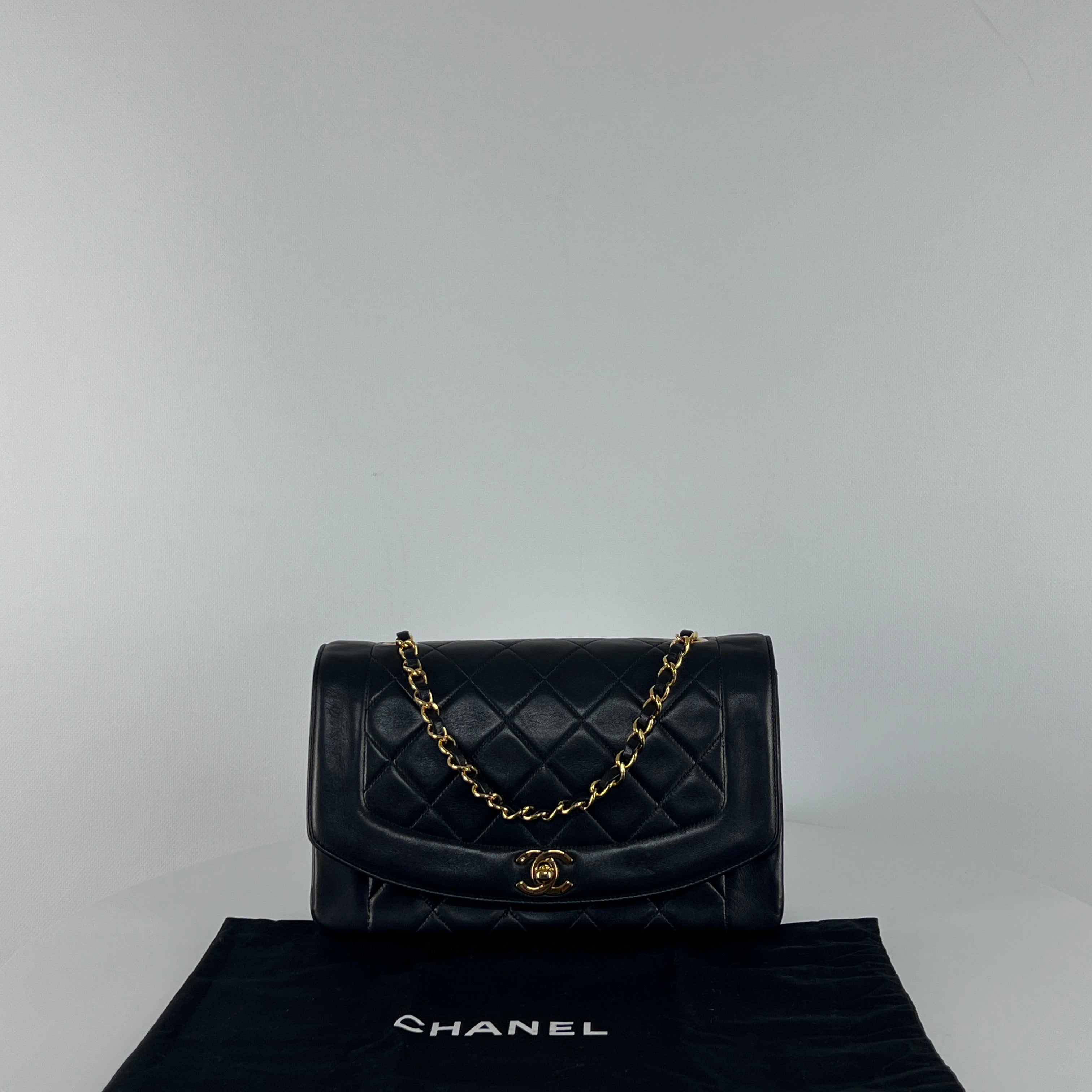Sac à main CHANEL Diana cuir noir