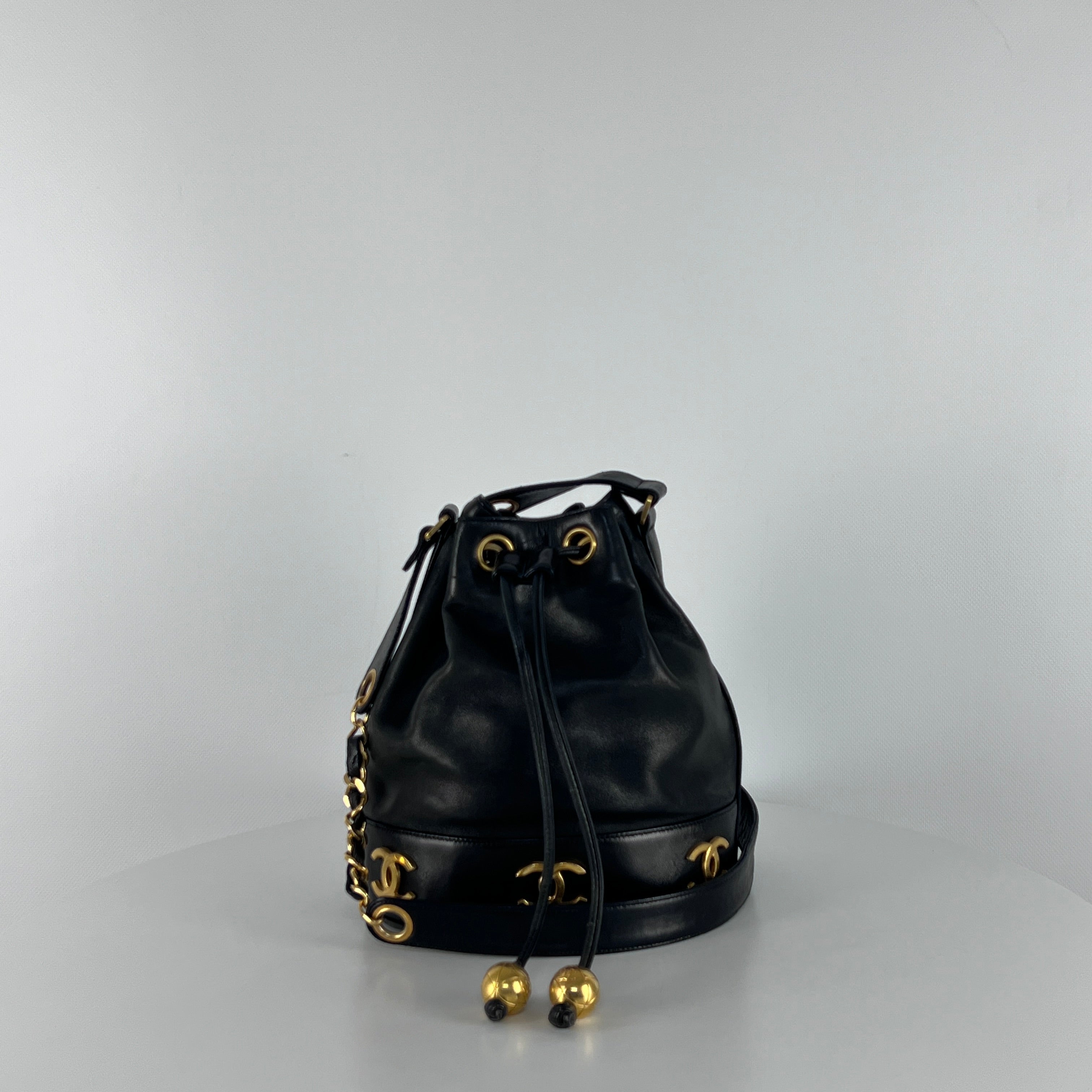 Sac à main CHANEL Seau cuir noir